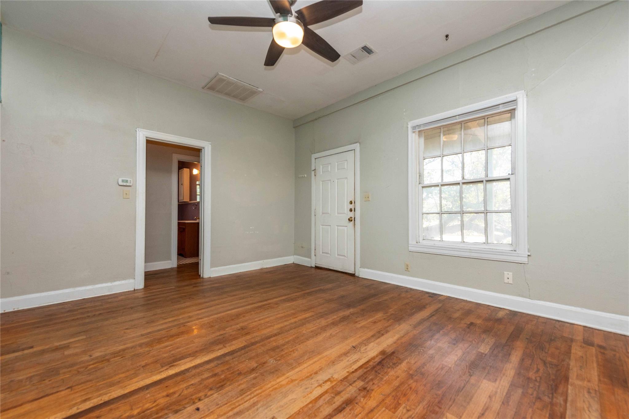 218 W 51st Street St Property Photo 4