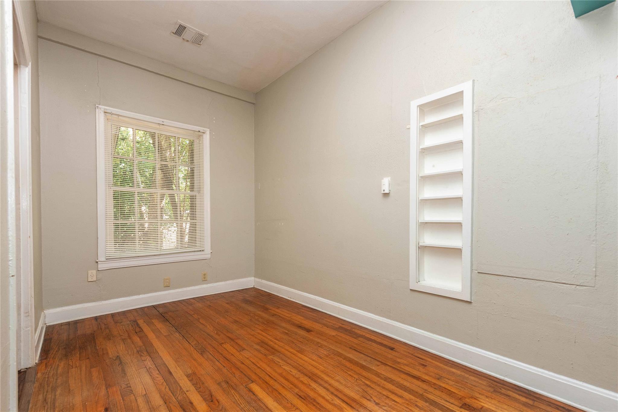 218 W 51st Street St Property Photo 5