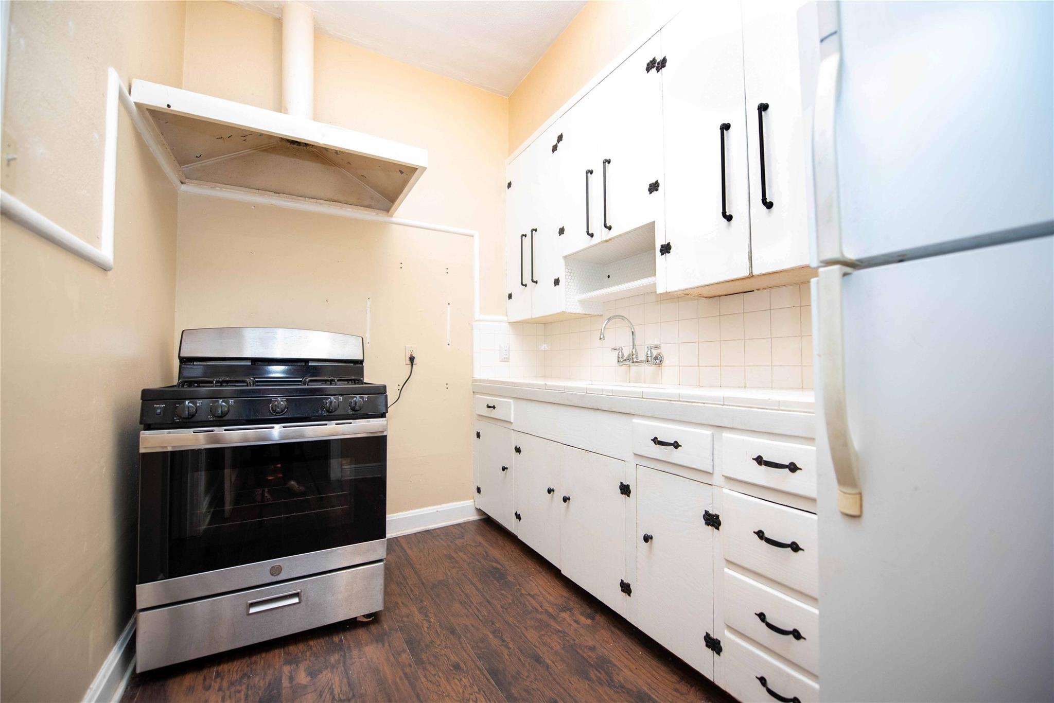 218 W 51st Street St Property Photo 6
