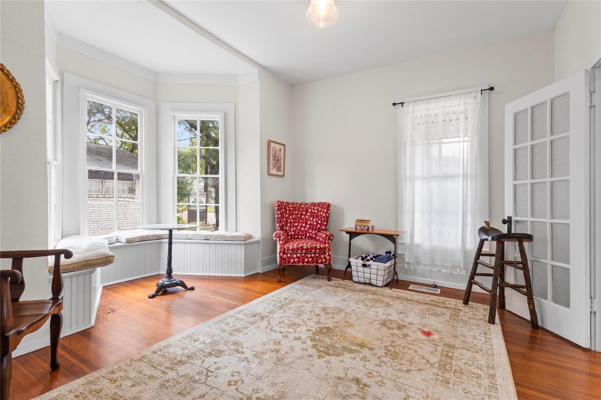 214 W University Ave Property Photo 10