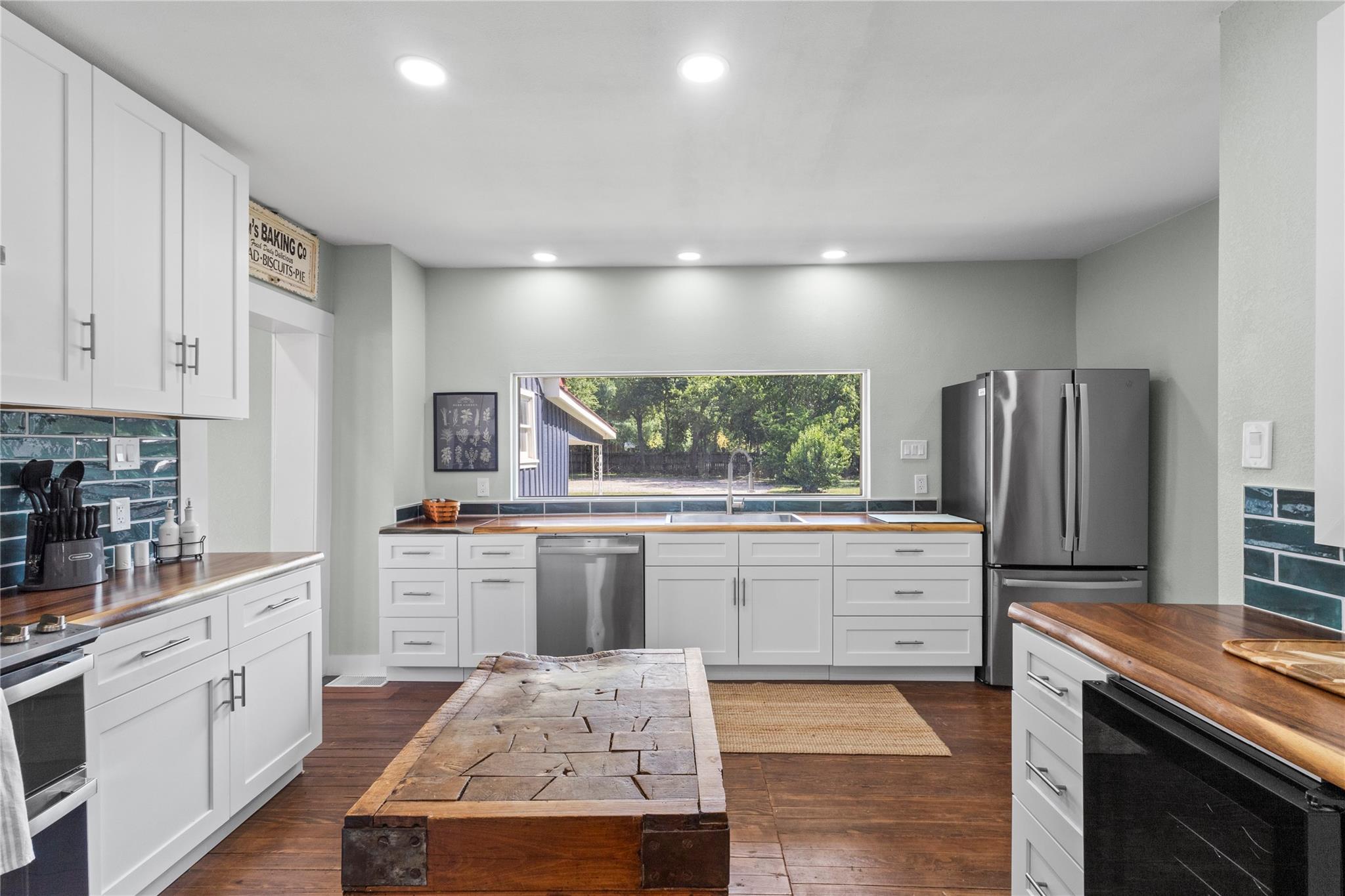 214 W University Ave Property Photo 12