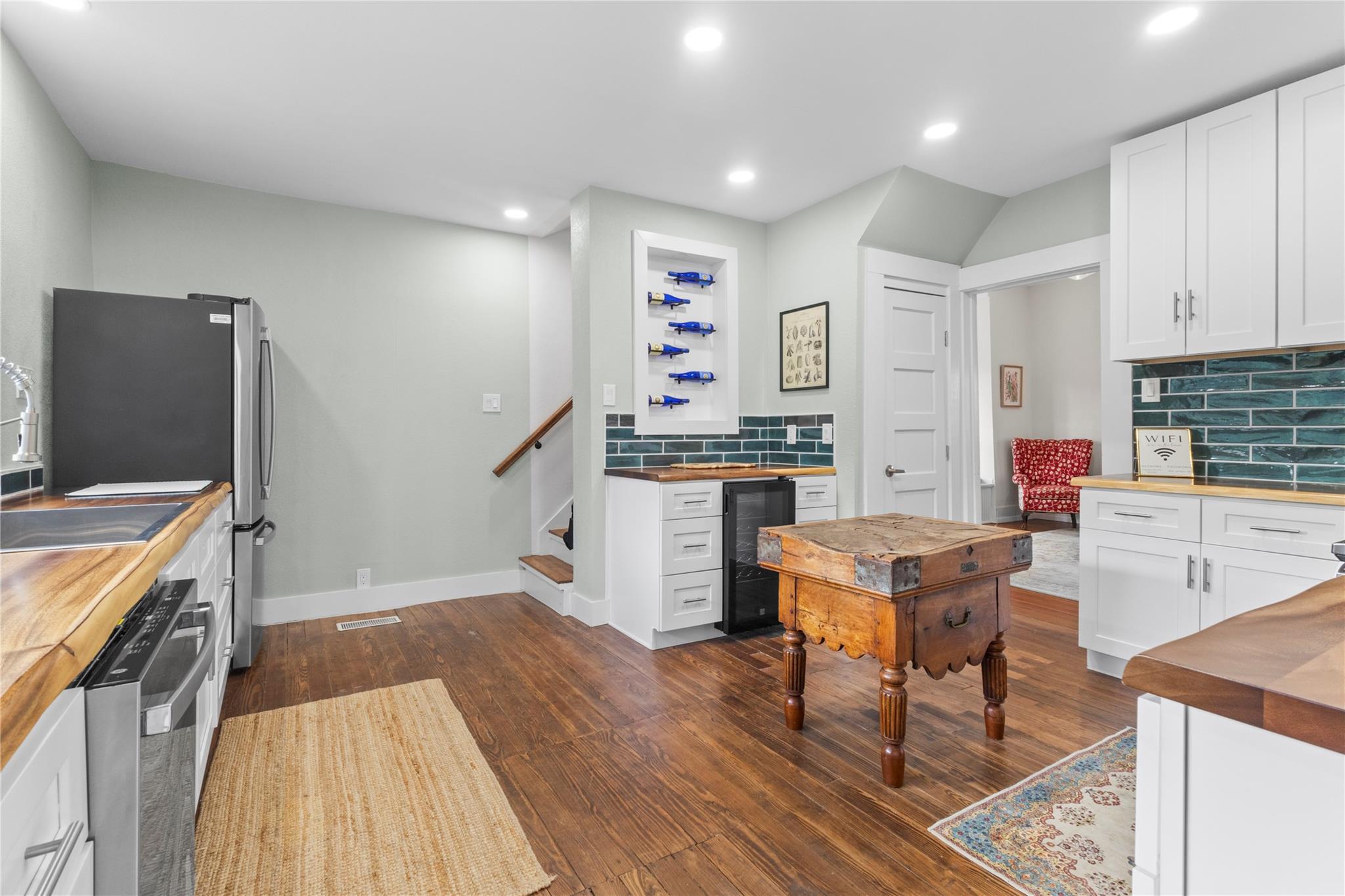 214 W University Ave Property Photo 14