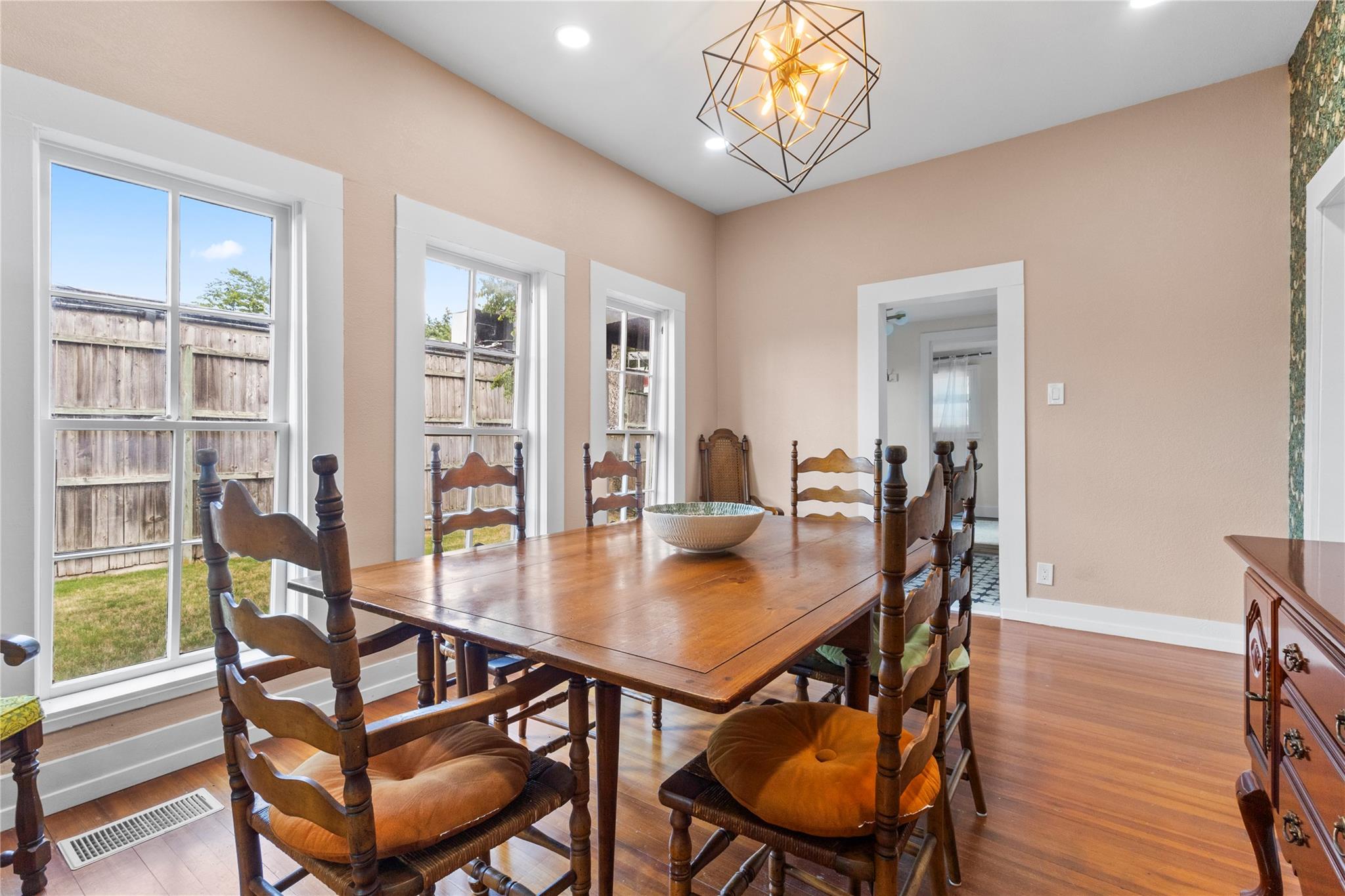 214 W University Ave Property Photo 16