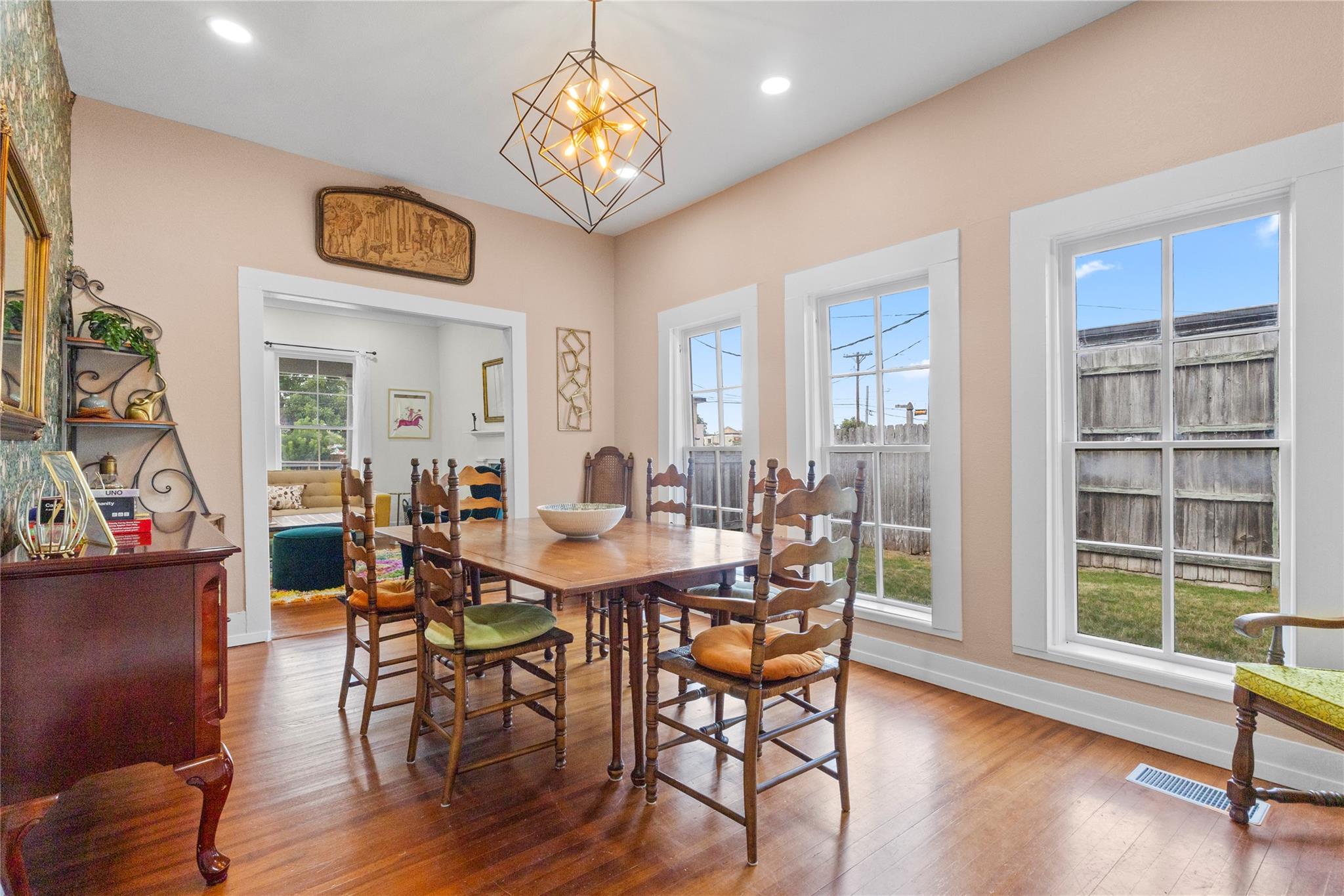 214 W University Ave Property Photo 17