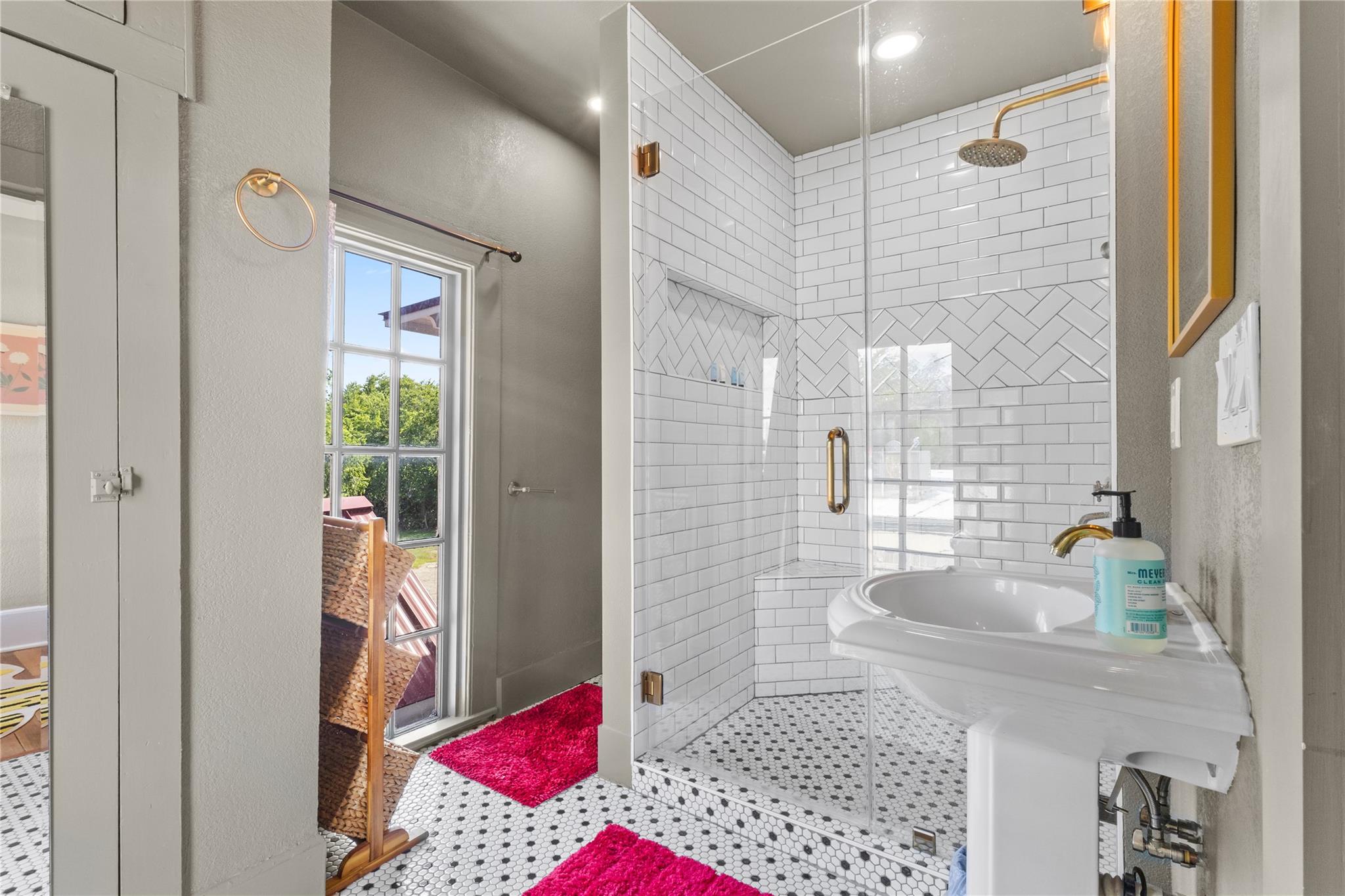 214 W University Ave Property Photo 28