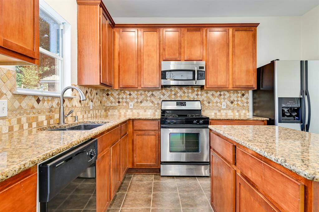 20308 Farm Pond Ln Property Photo 6