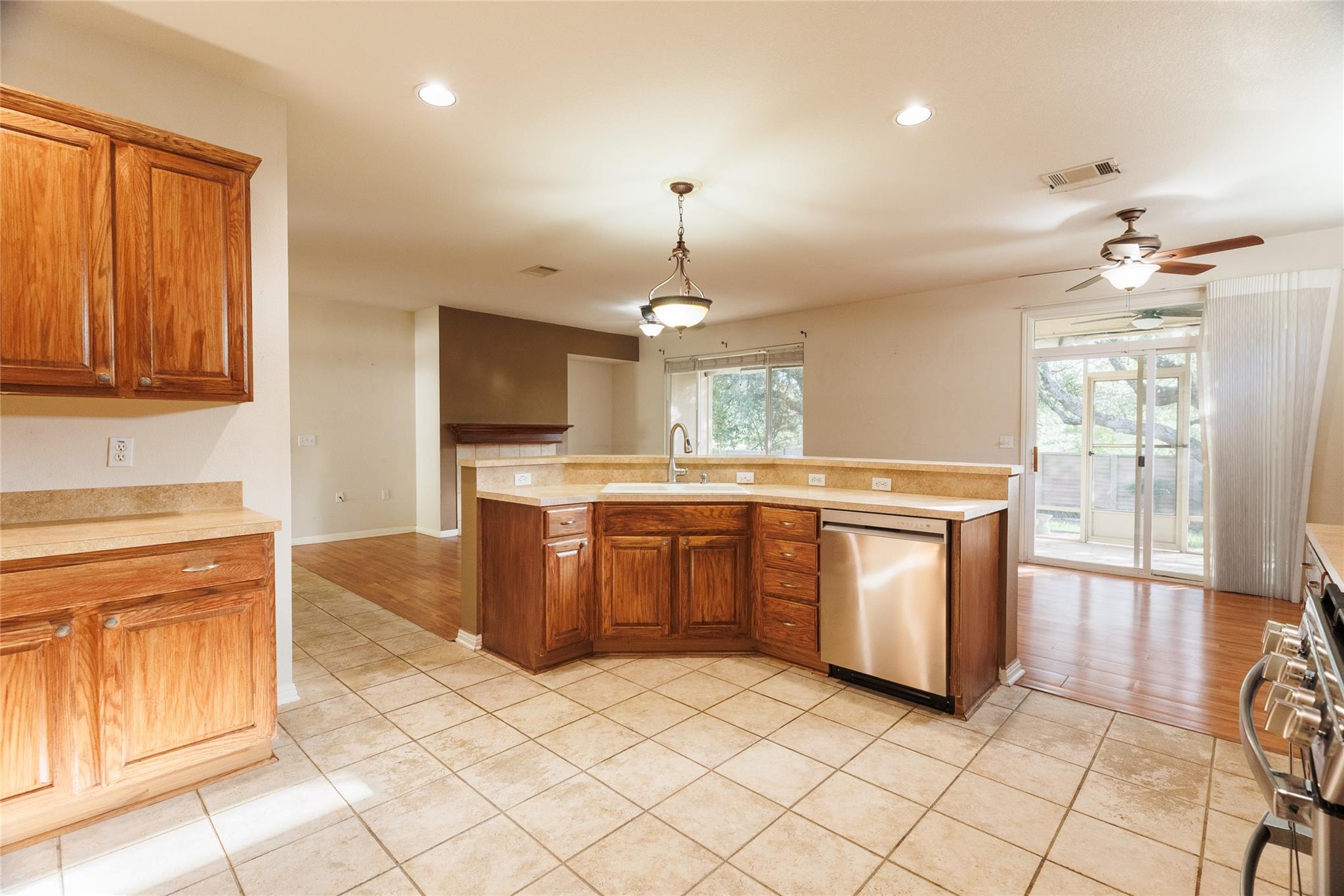 225 Red Poppy Trl Property Photo 9