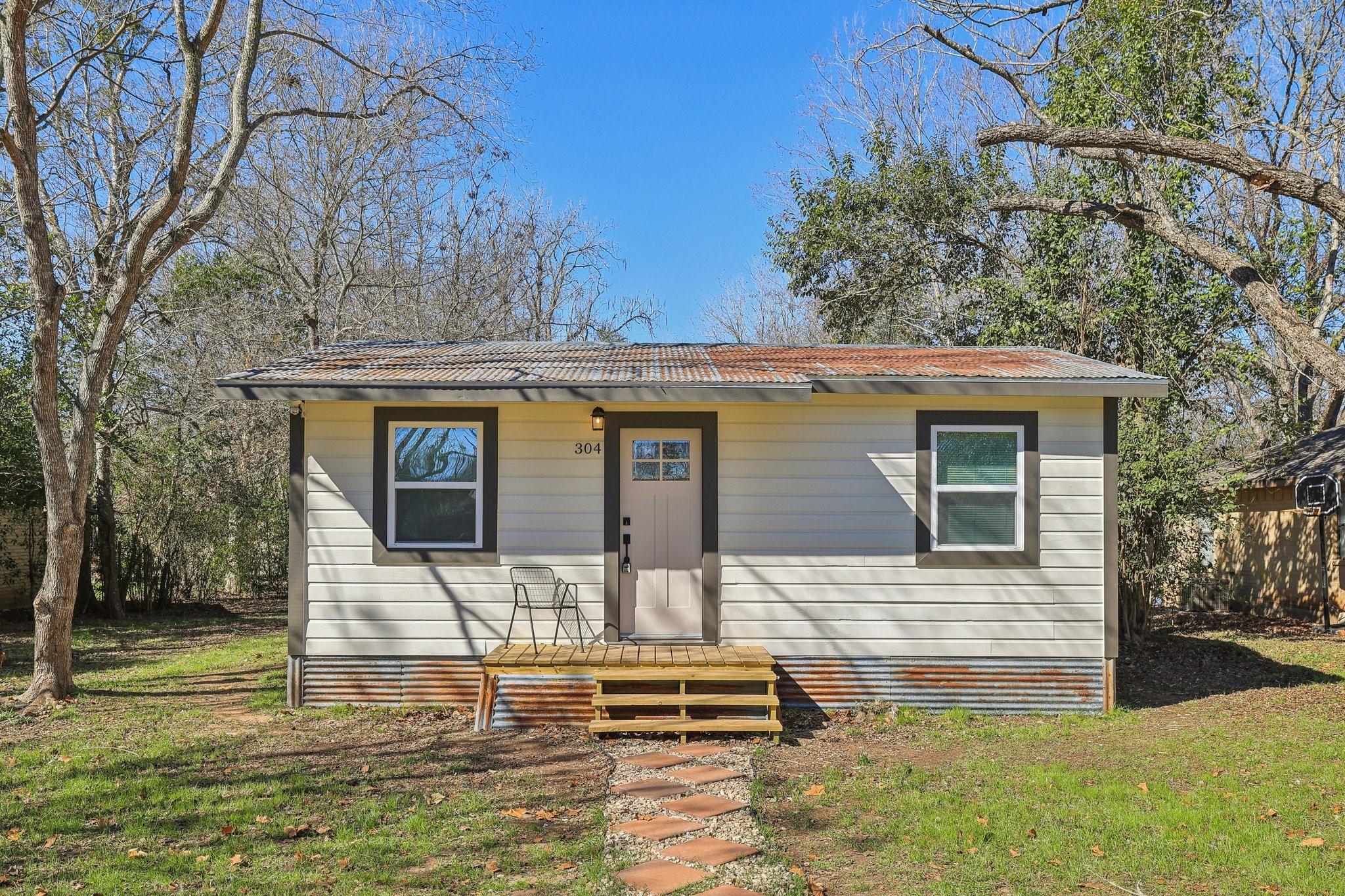304 Harris St Property Photo 5