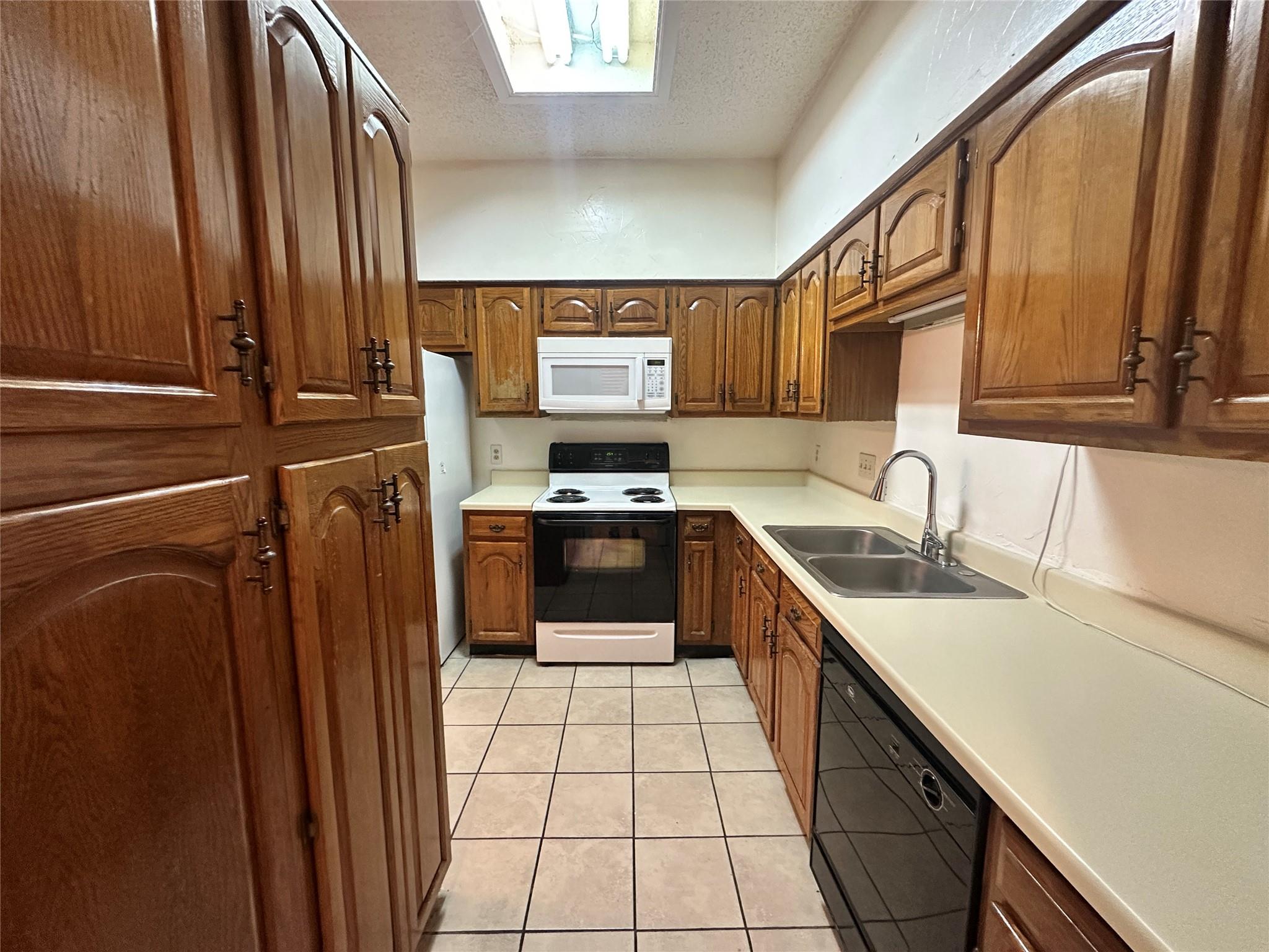 1906 Robbins Pl #308 Property Photo 7