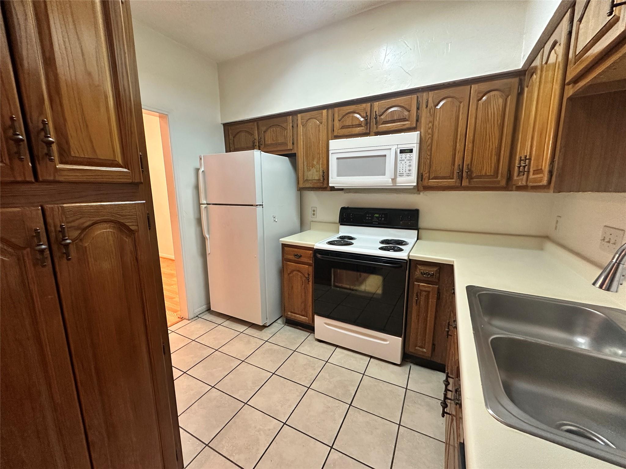 1906 Robbins Pl #308 Property Photo 8