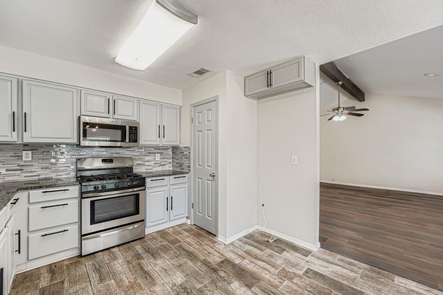 1408 Wroxton Way Property Photo 11