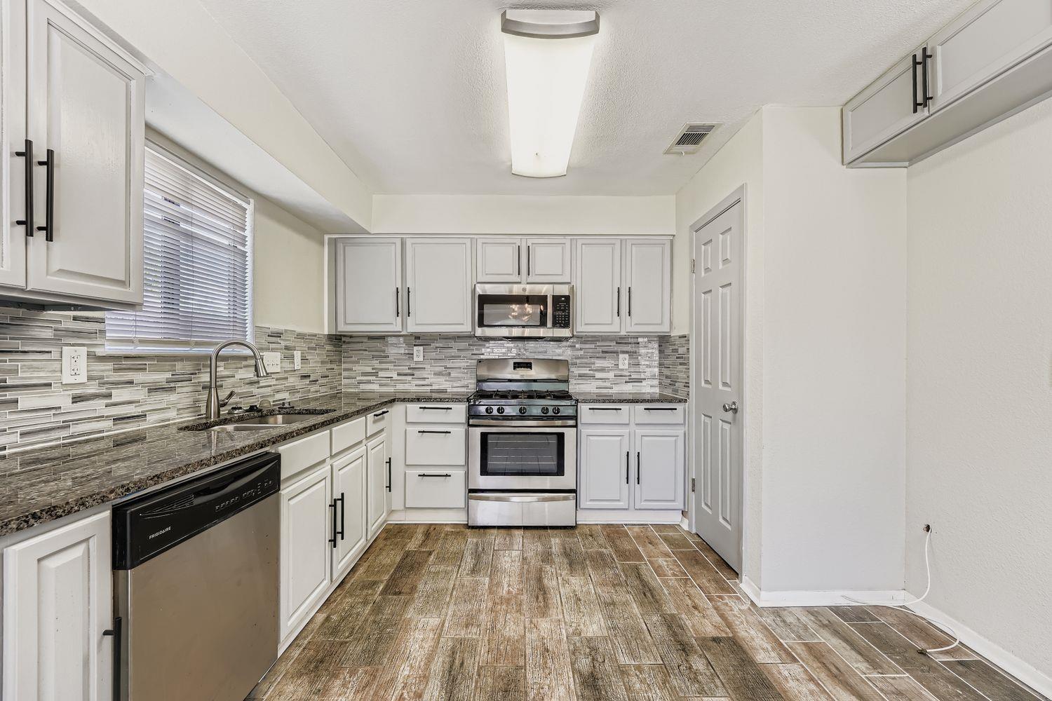 1408 Wroxton Way Property Photo 12