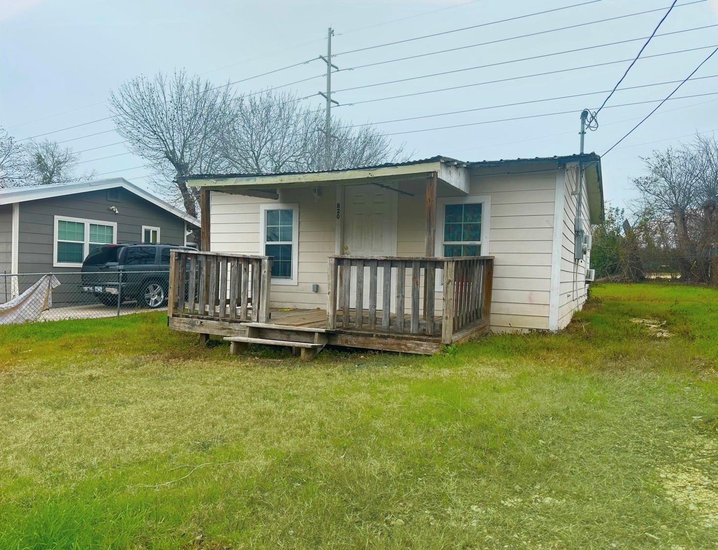 820 Chihuahua St Property Photo 3