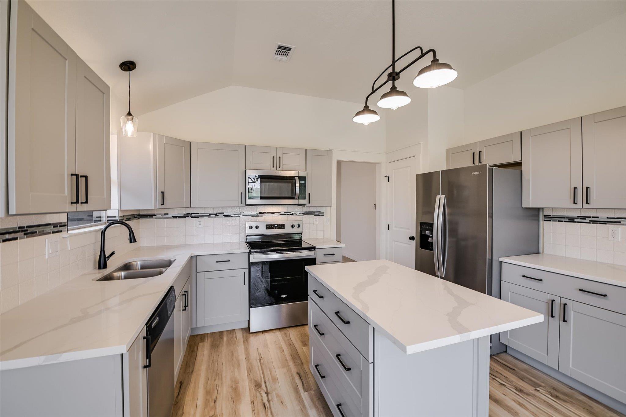 1157 Lago Vista St Property Photo 6