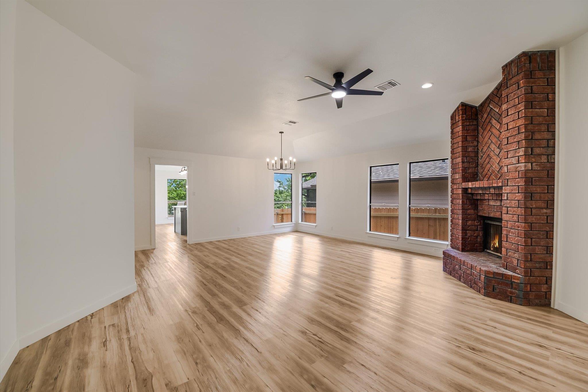 1157 Lago Vista St Property Photo 11