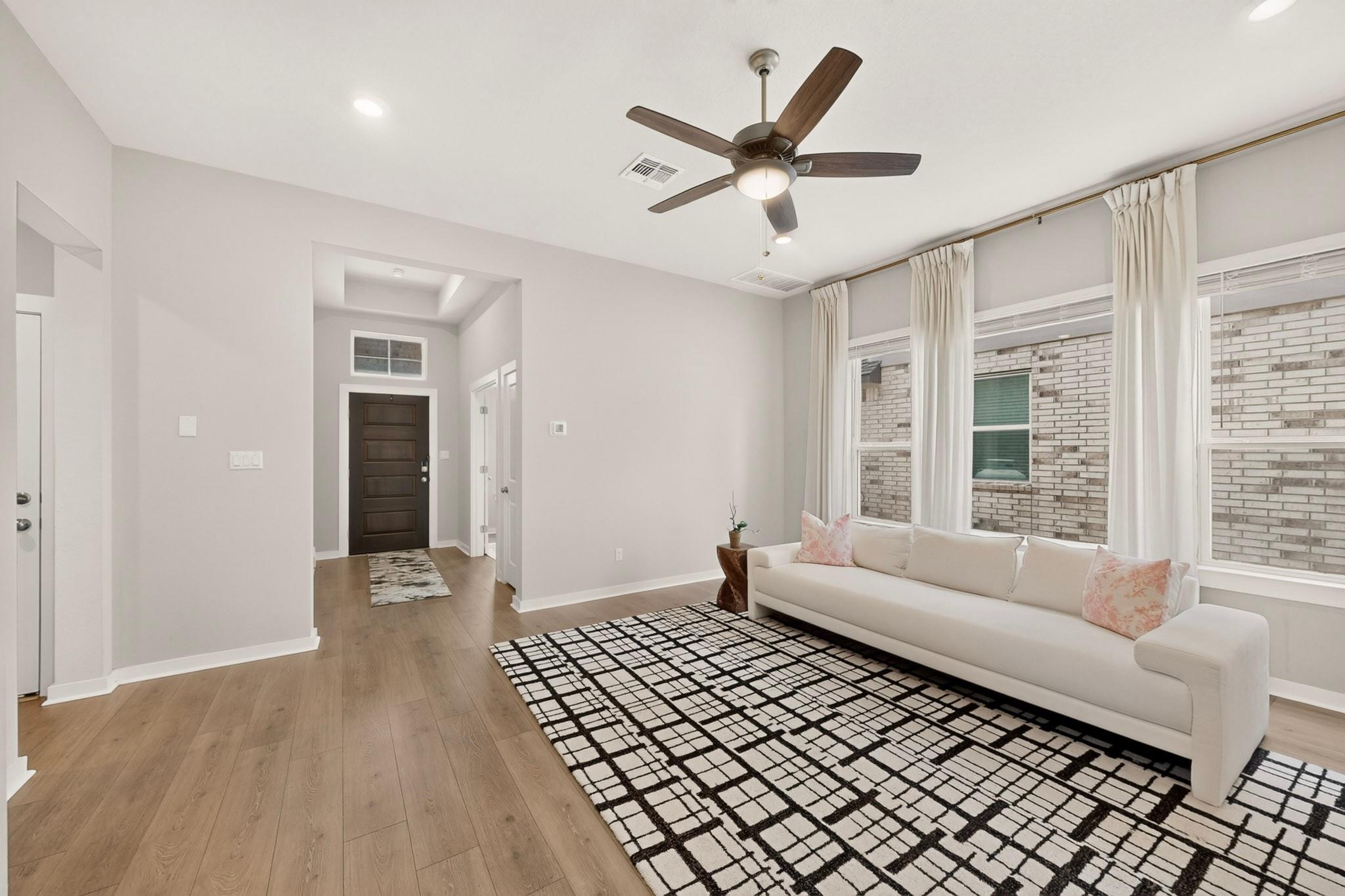 1008 Summer Gln Property Photo 4