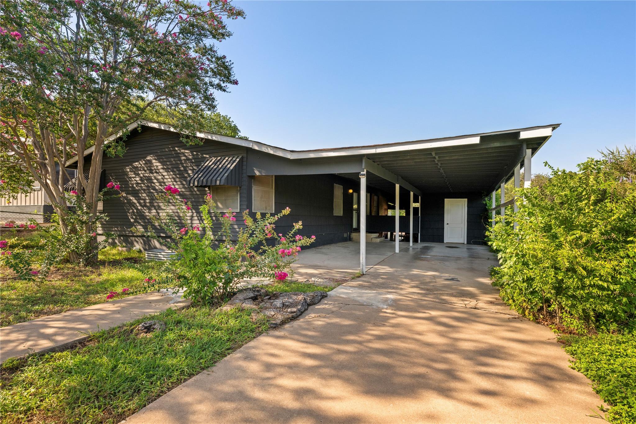 402 Philco Dr Property Photo 3