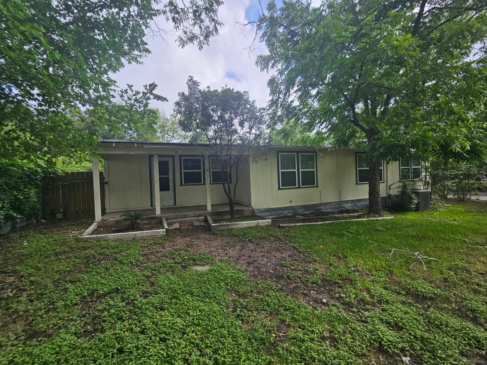 907 Neches St Property Photo 1