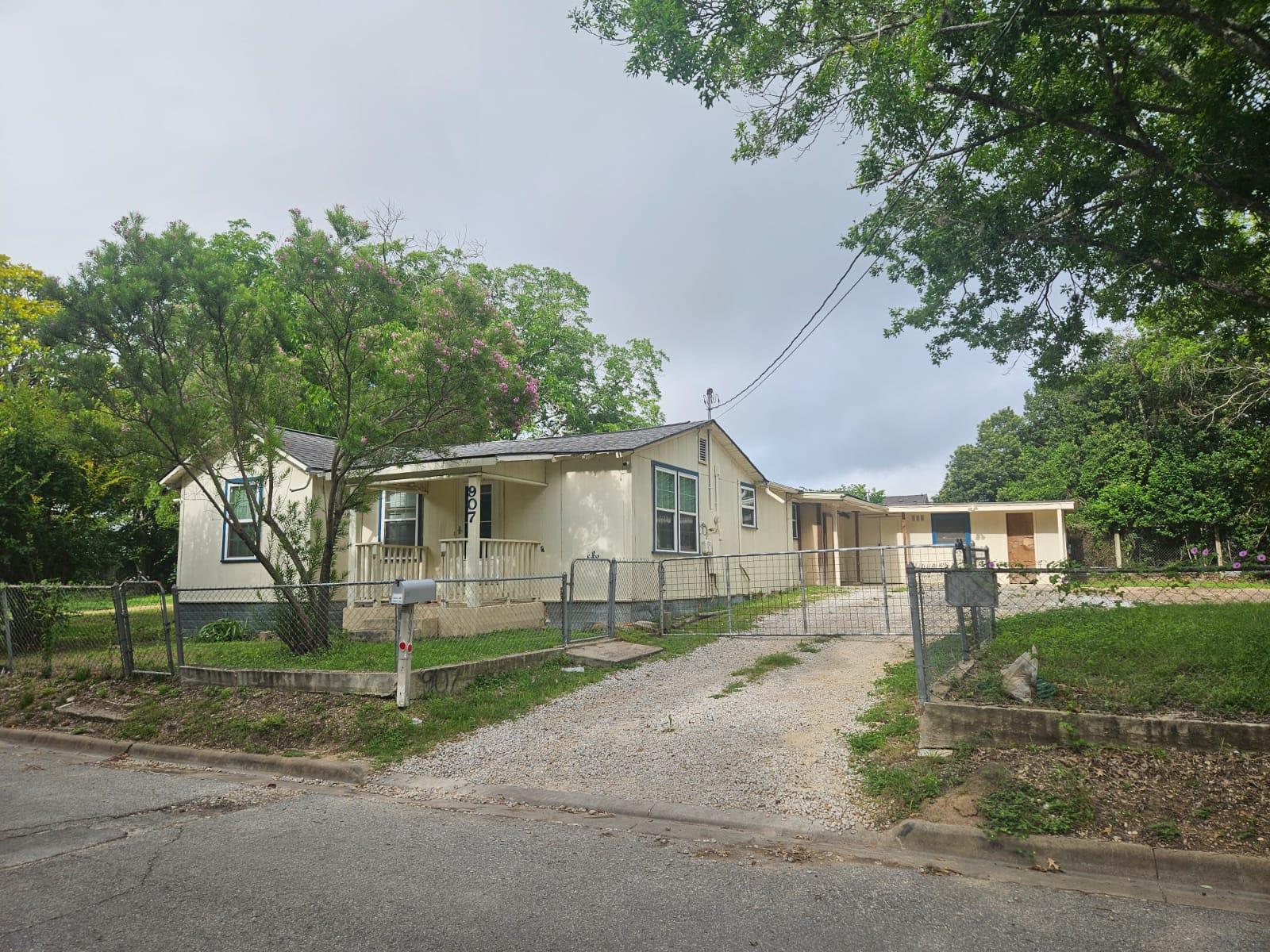 907 Neches St Property Photo 2