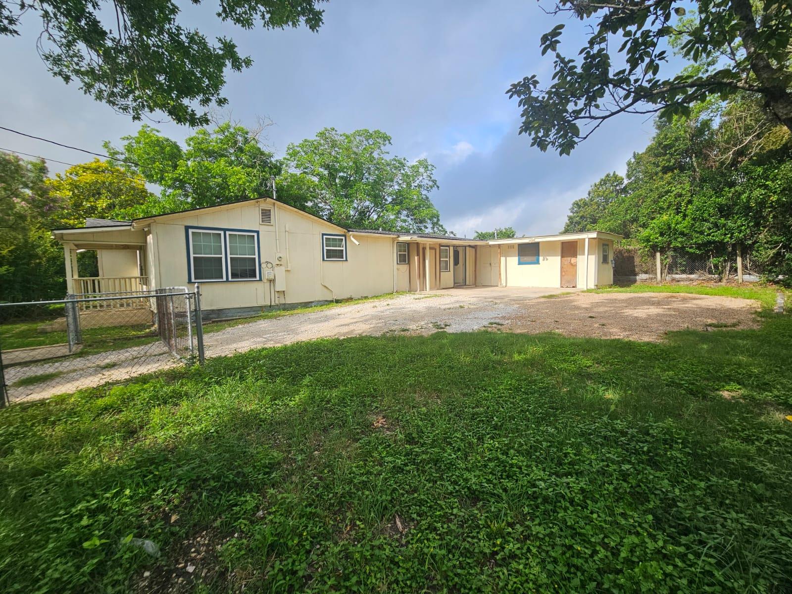 907 Neches St Property Photo 3