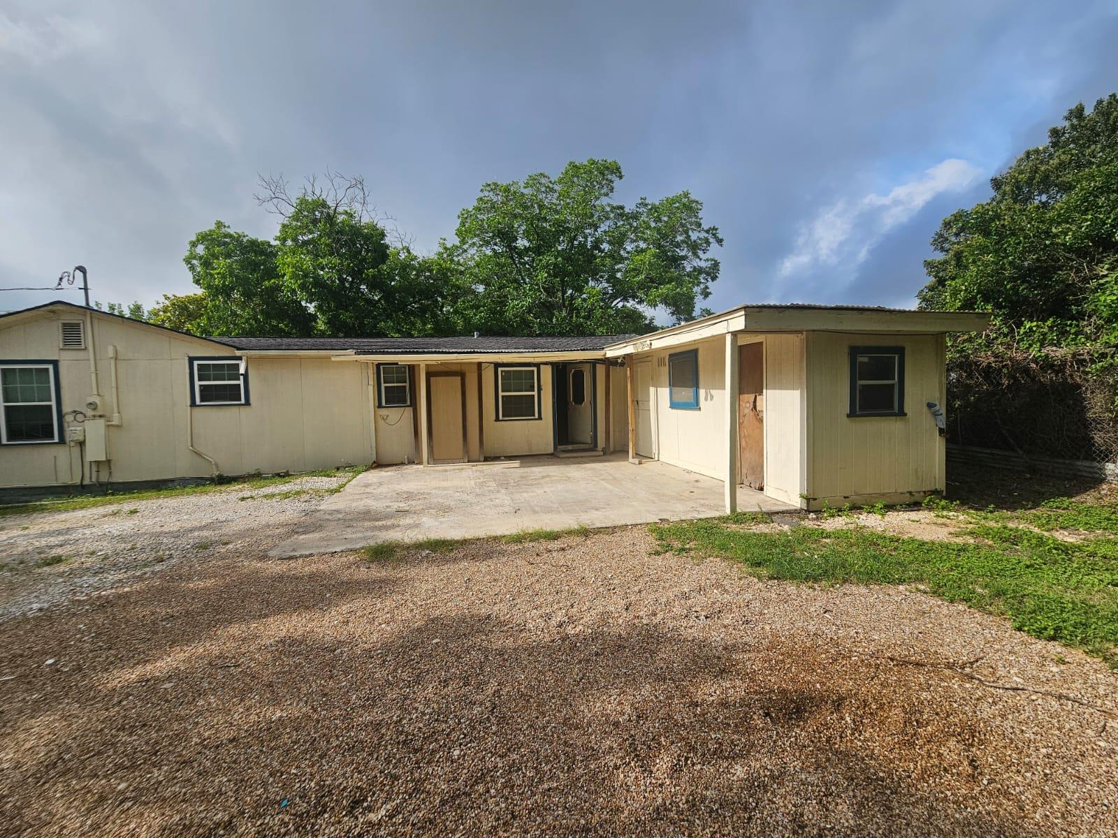 907 Neches St Property Photo 4