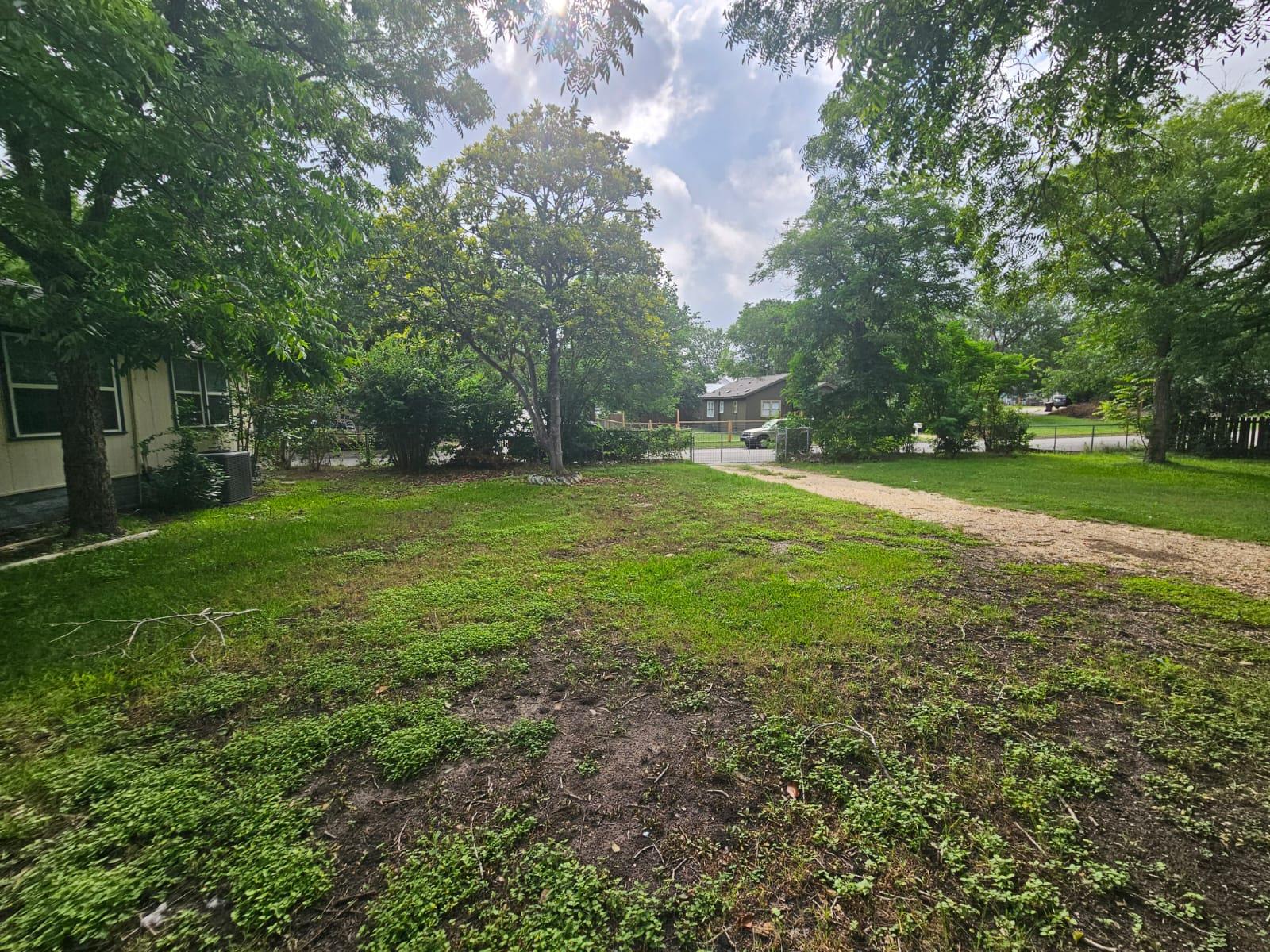 907 Neches St Property Photo 5