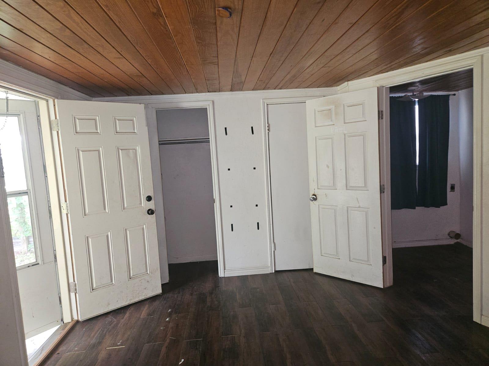 907 Neches St Property Photo 6