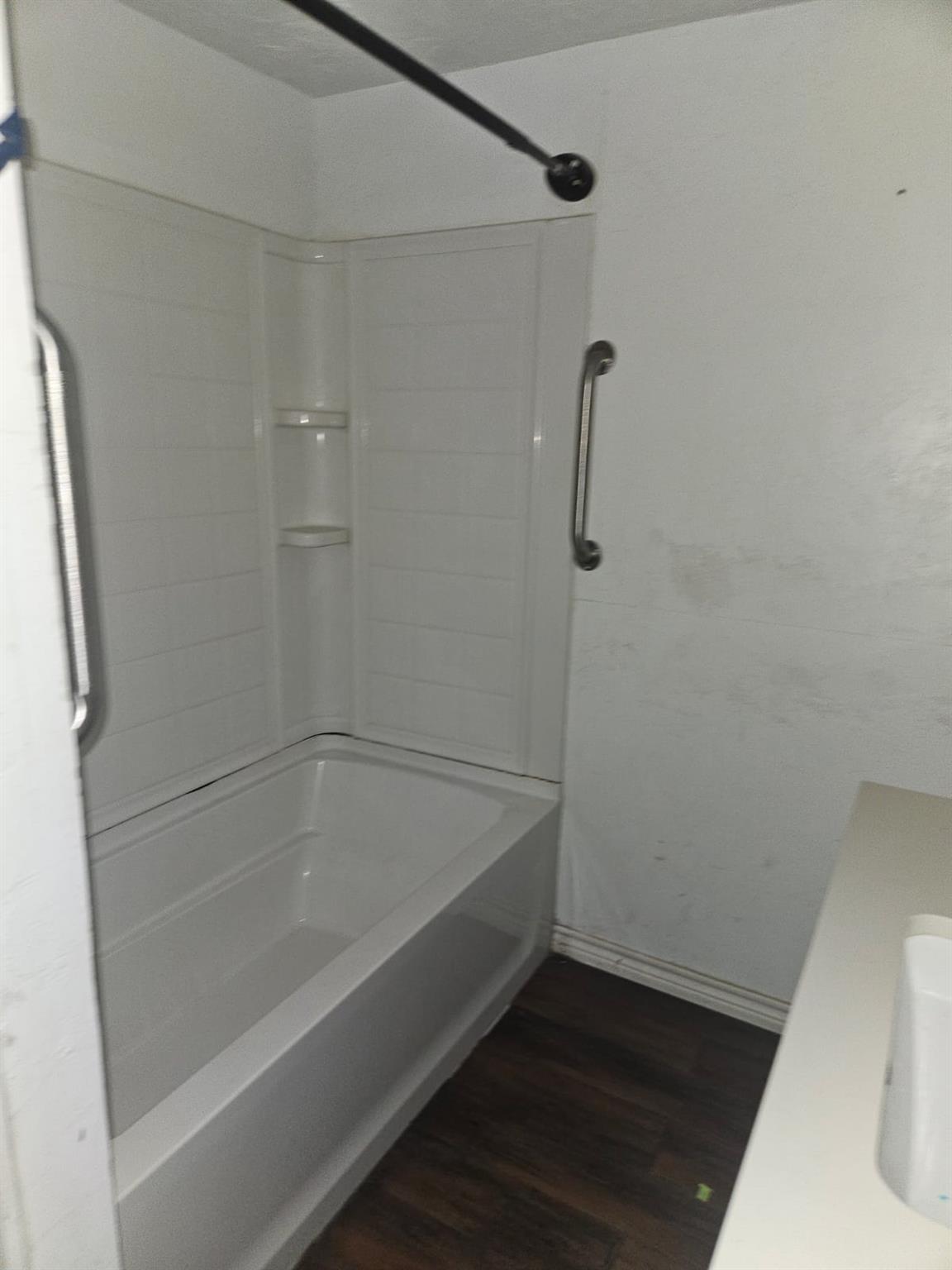 907 Neches St Property Photo 8