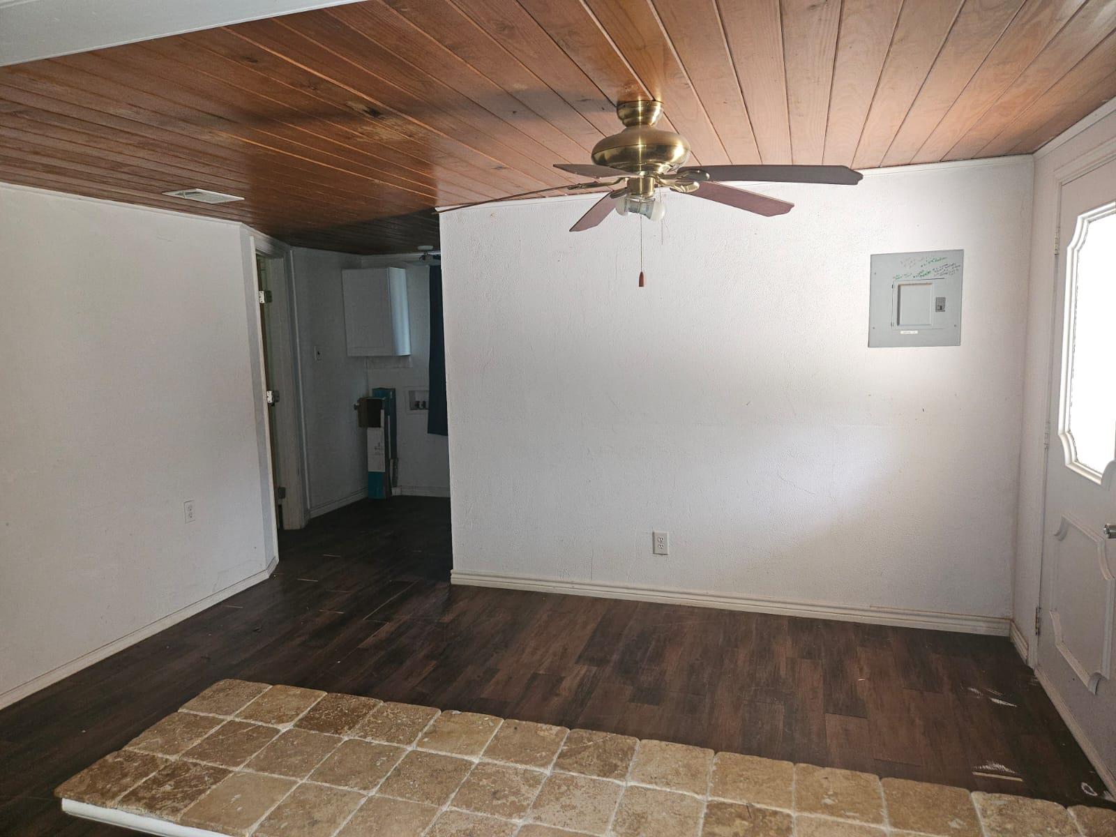 907 Neches St Property Photo 10