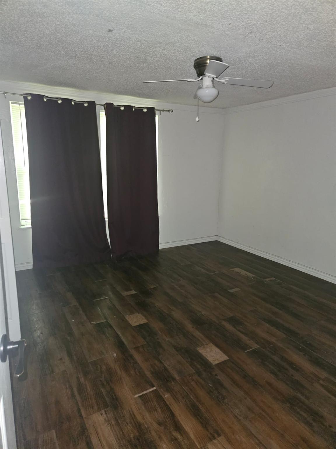 907 Neches St Property Photo 17