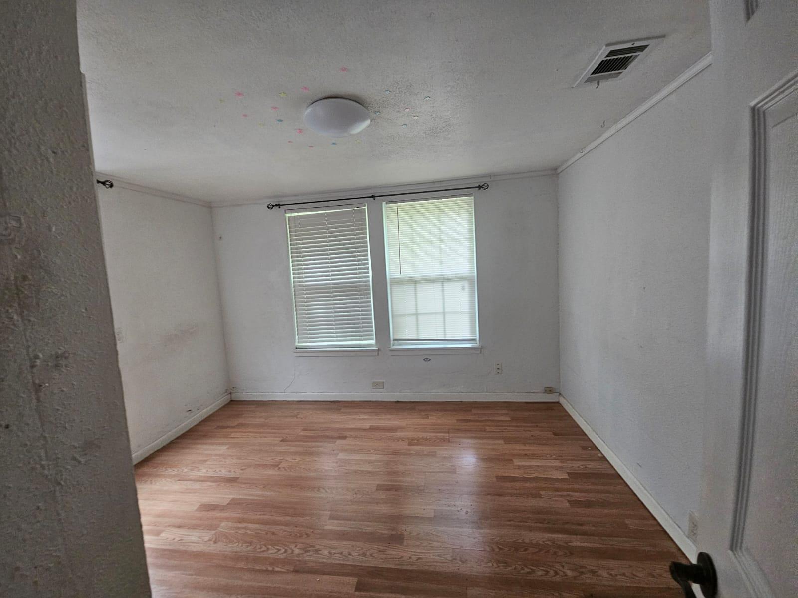 907 Neches St Property Photo 23