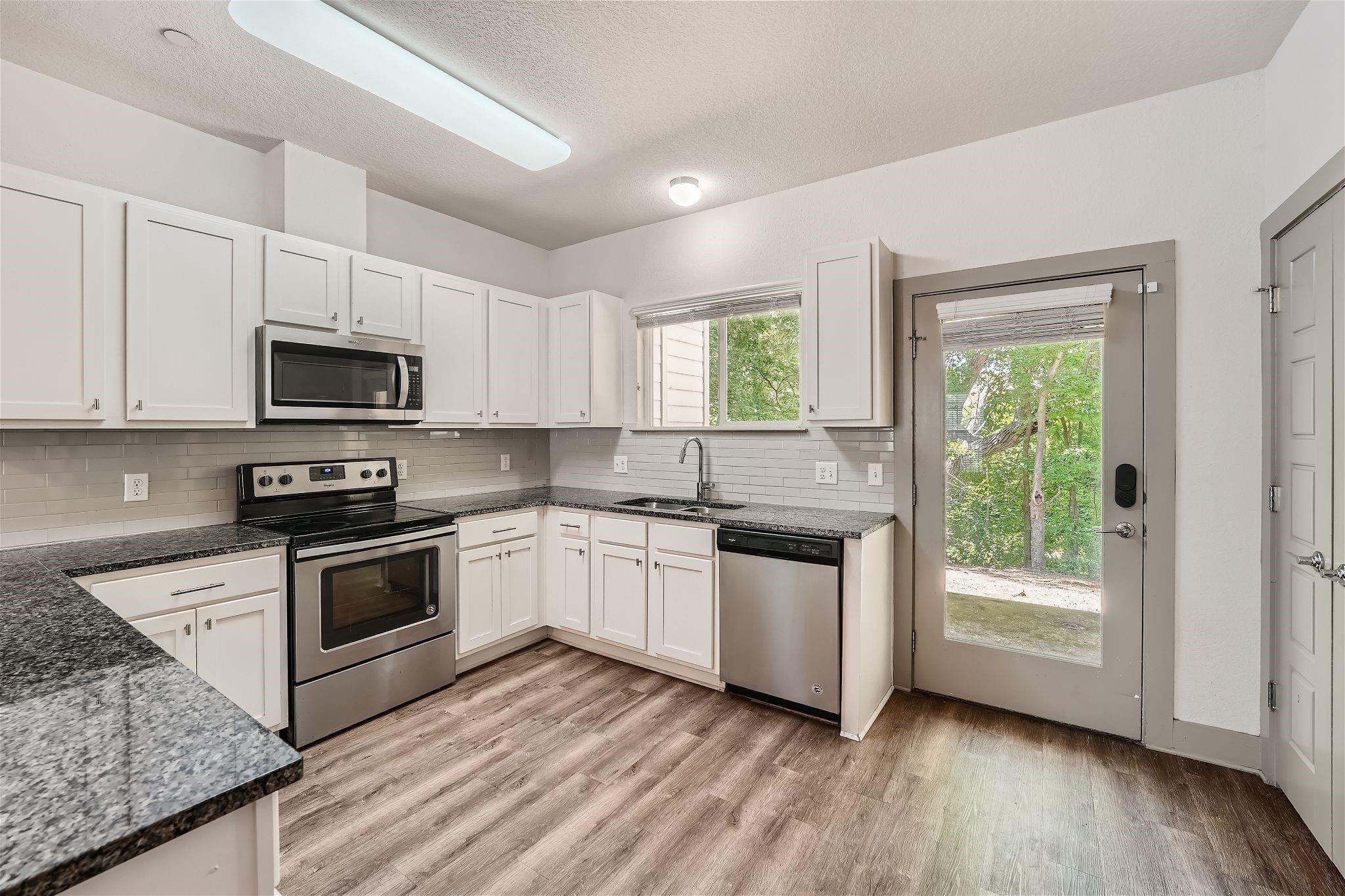 12264 Abbey Glen Ln Property Photo 3