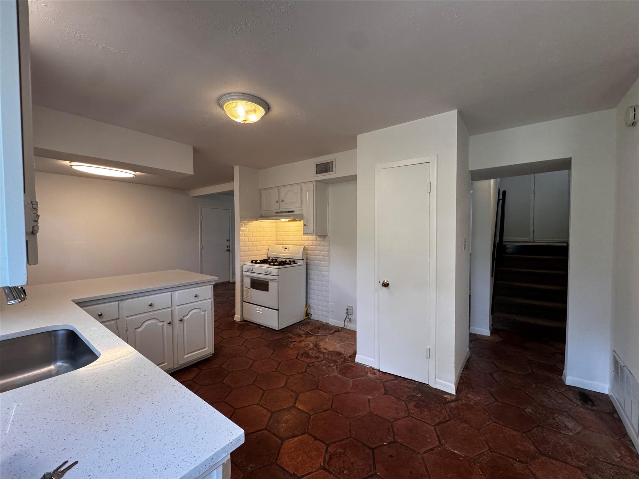 7702 Pitter Pat Ln Property Photo 4