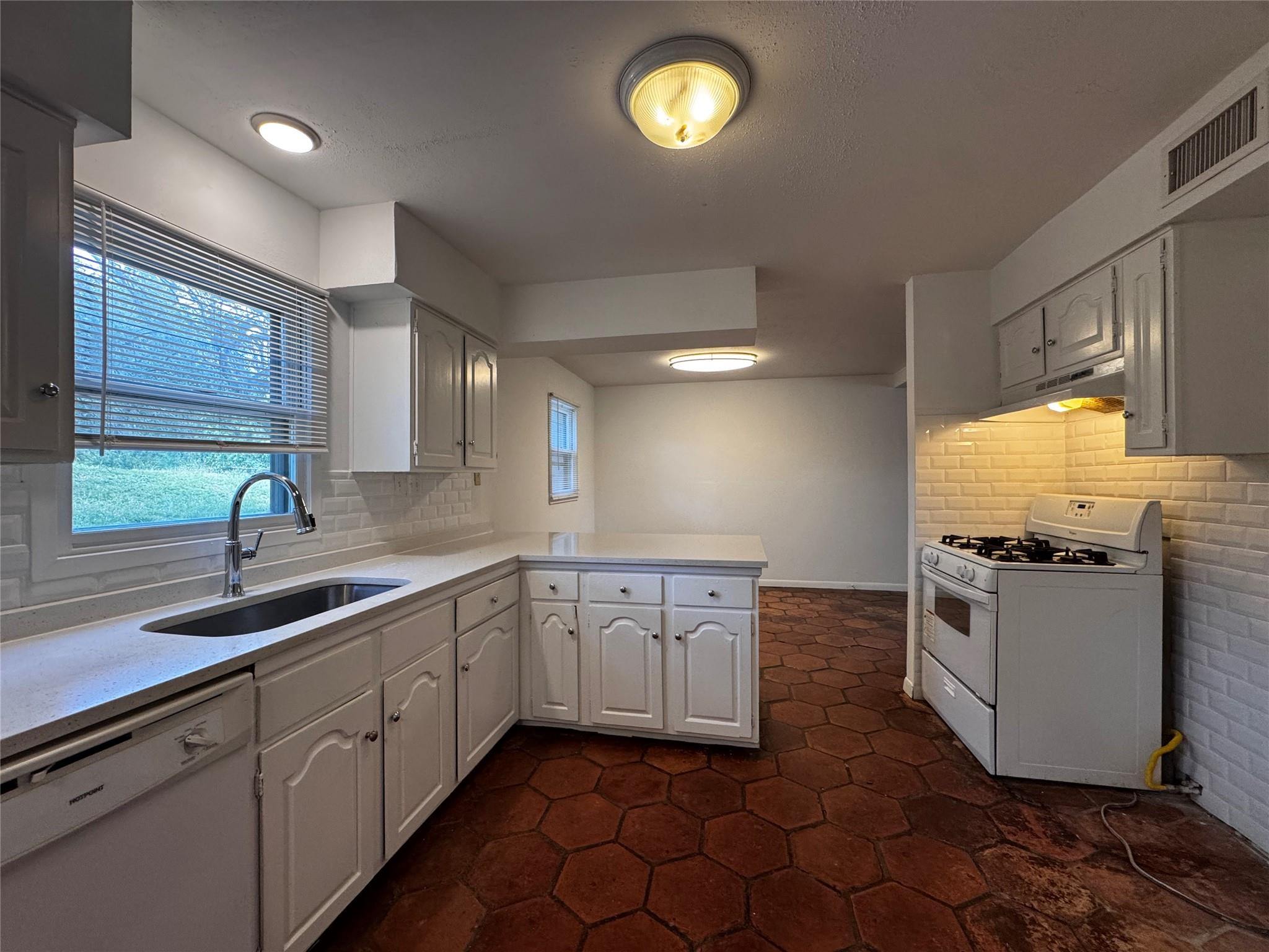 7702 Pitter Pat Ln Property Photo 5