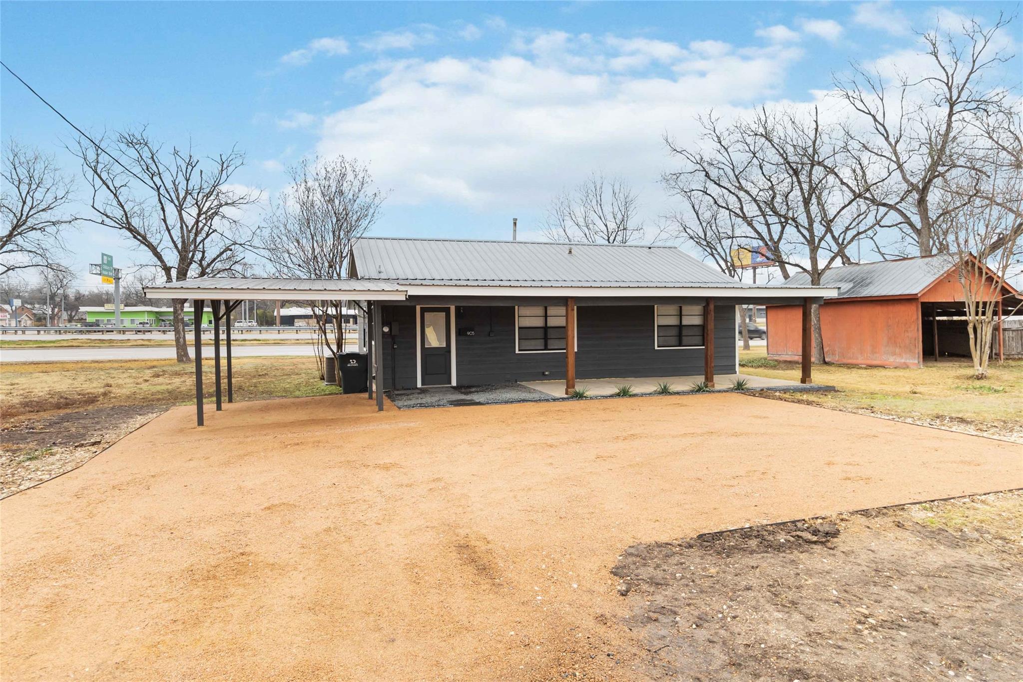 905 College St Property Photo 3