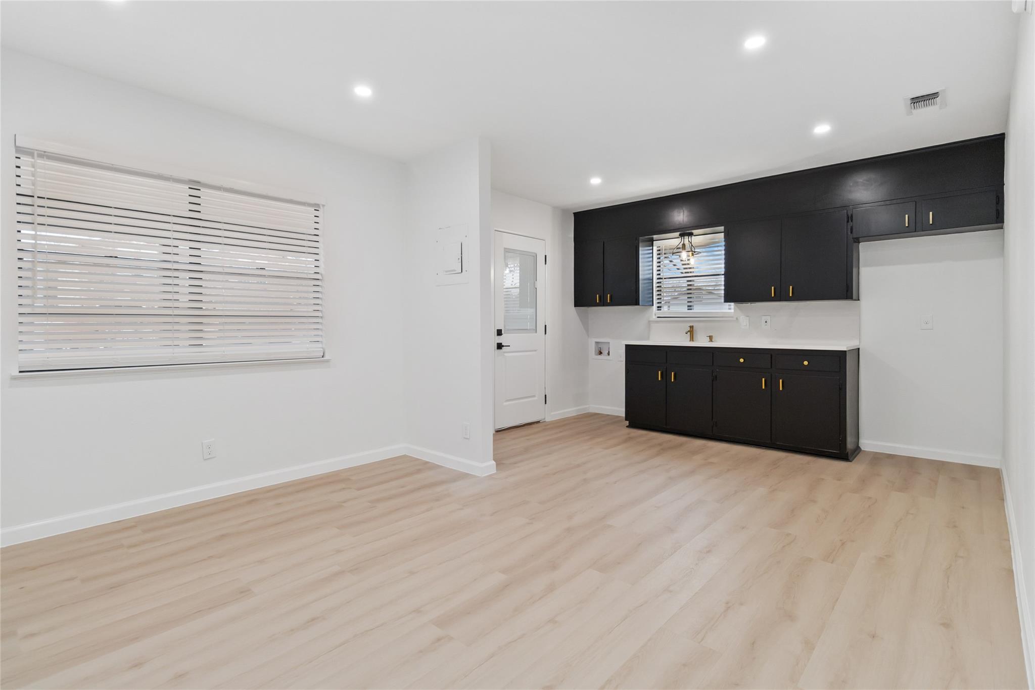 905 College St Property Photo 4