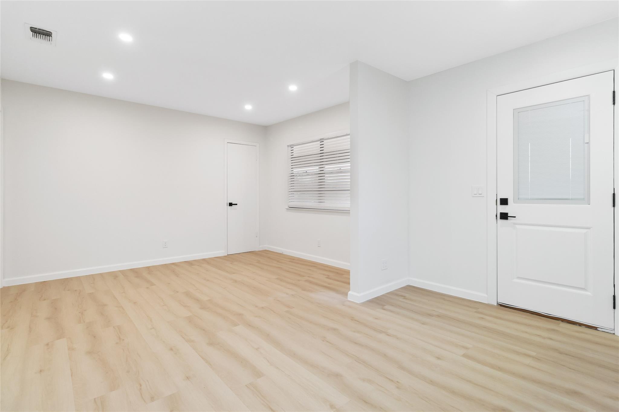 905 College St Property Photo 7