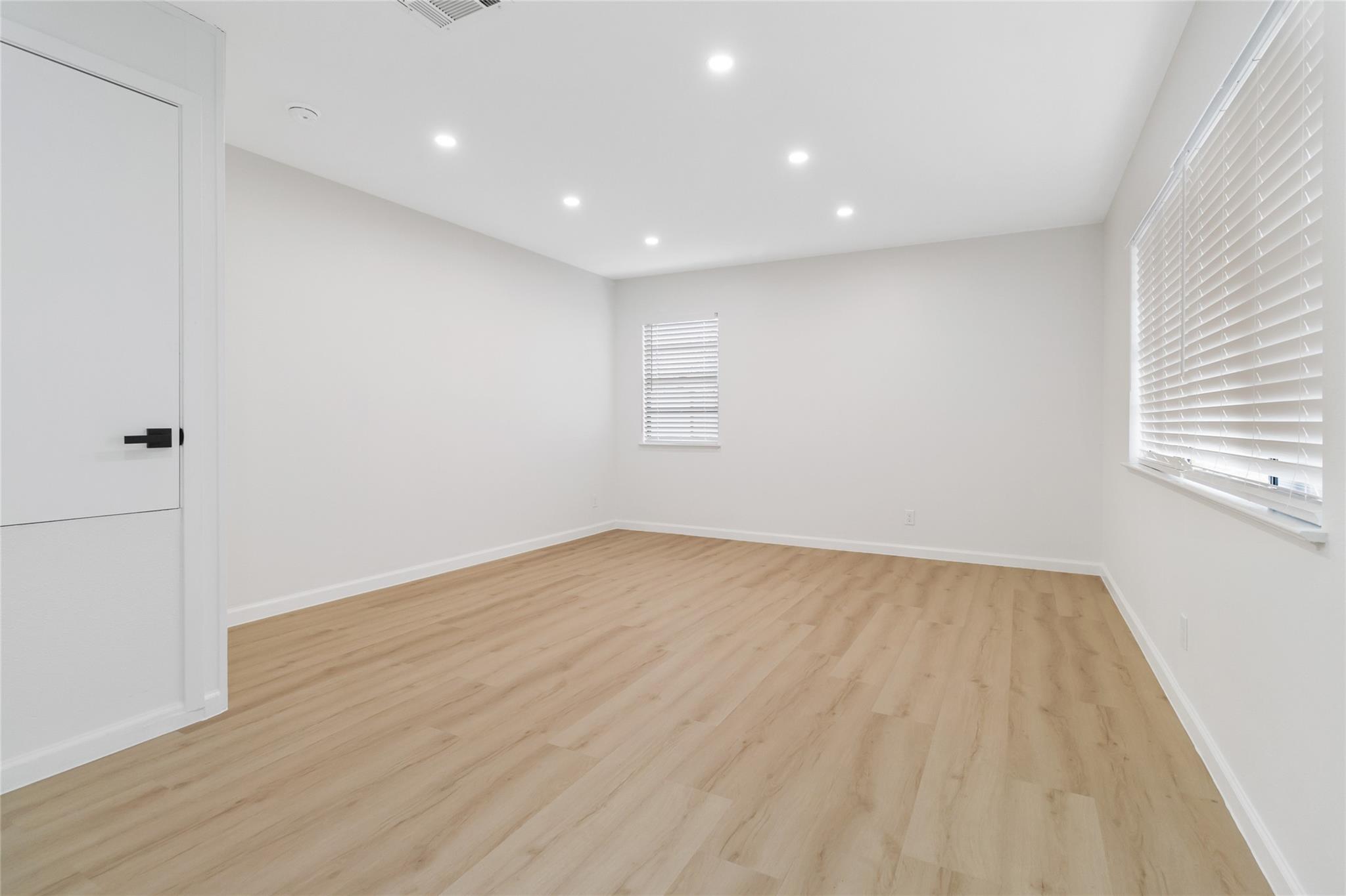 905 College St Property Photo 12