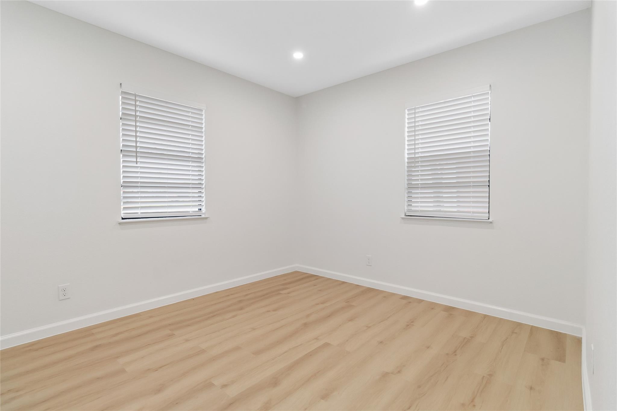 905 College St Property Photo 16