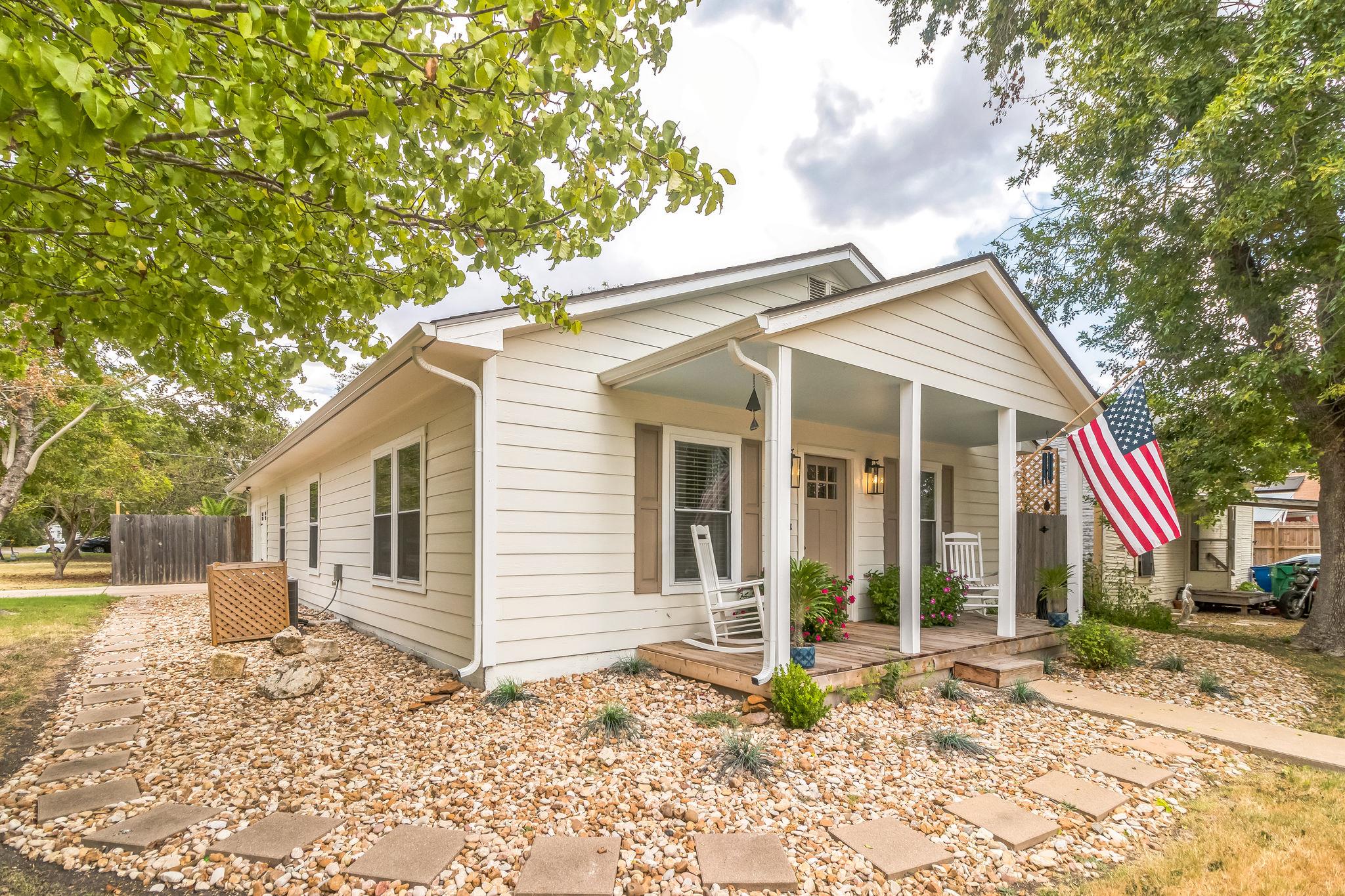 1610 Mclain St Property Photo