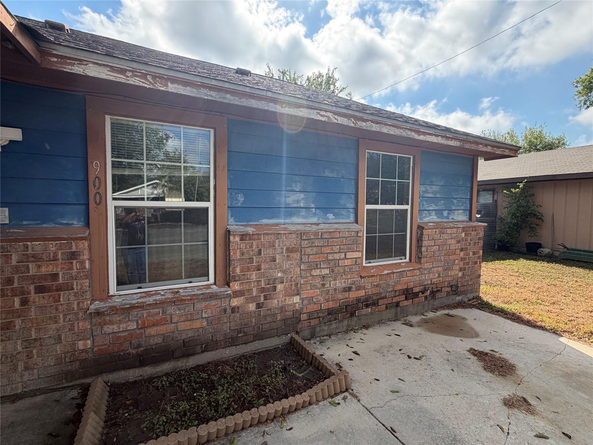 900 Lee Ln Property Photo 1