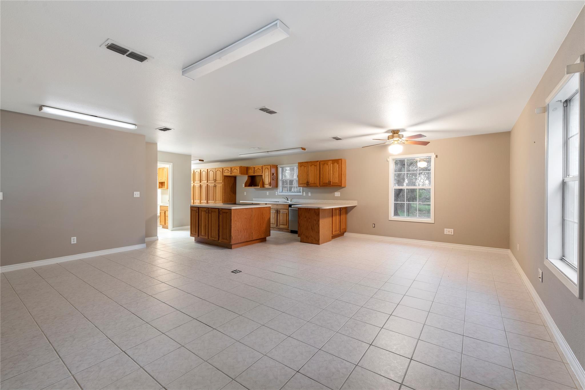 1050 Oak Grove Rd Property Photo 10