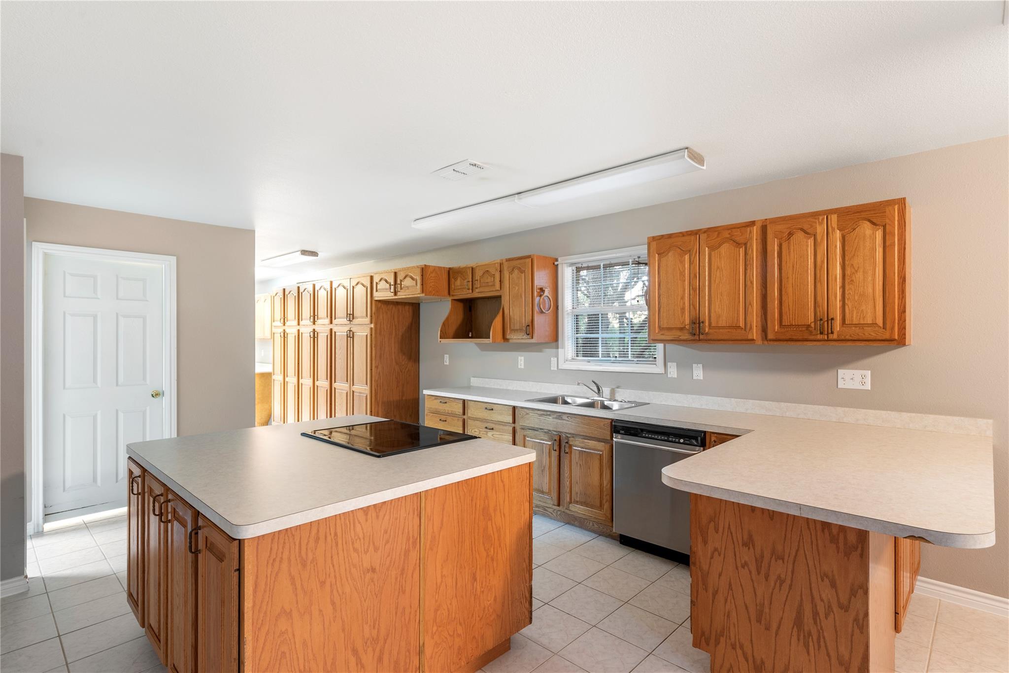 1050 Oak Grove Rd Property Photo 11