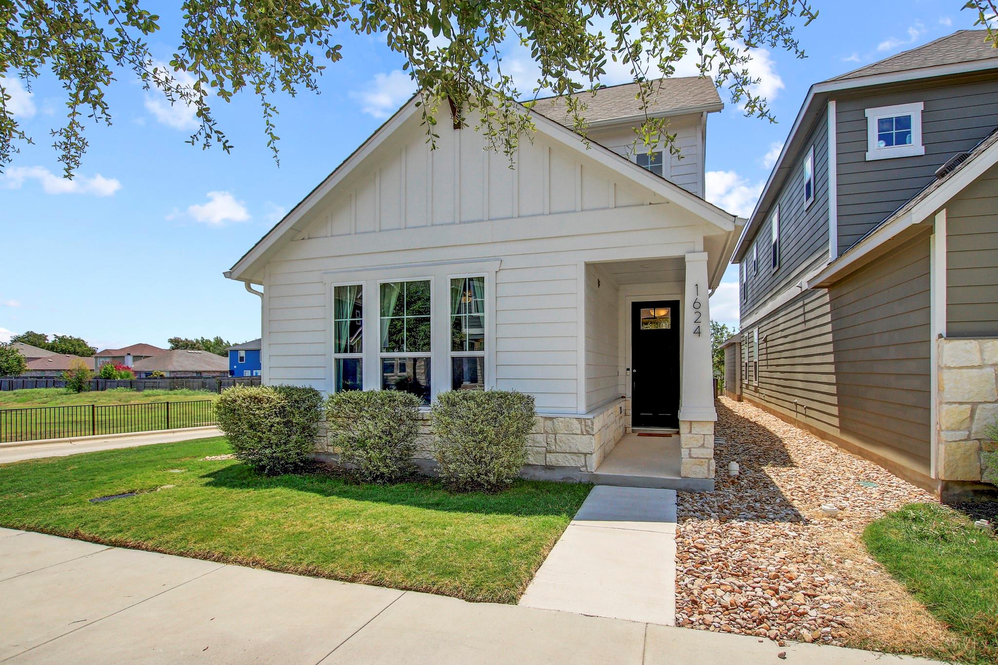 1624 Coral Sunrise Trl Property Photo 1