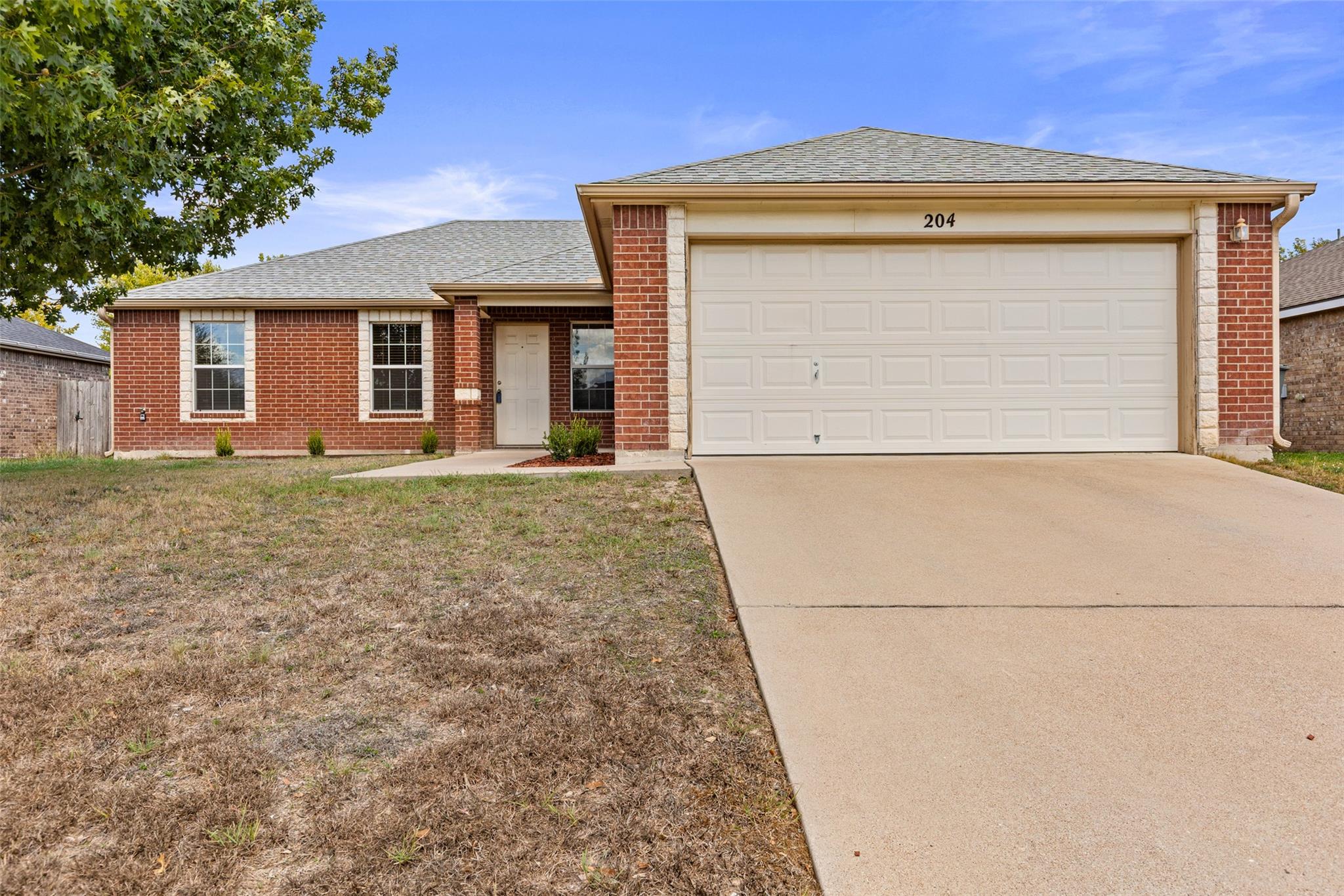 204 McFaddan Ln Property Photo 1