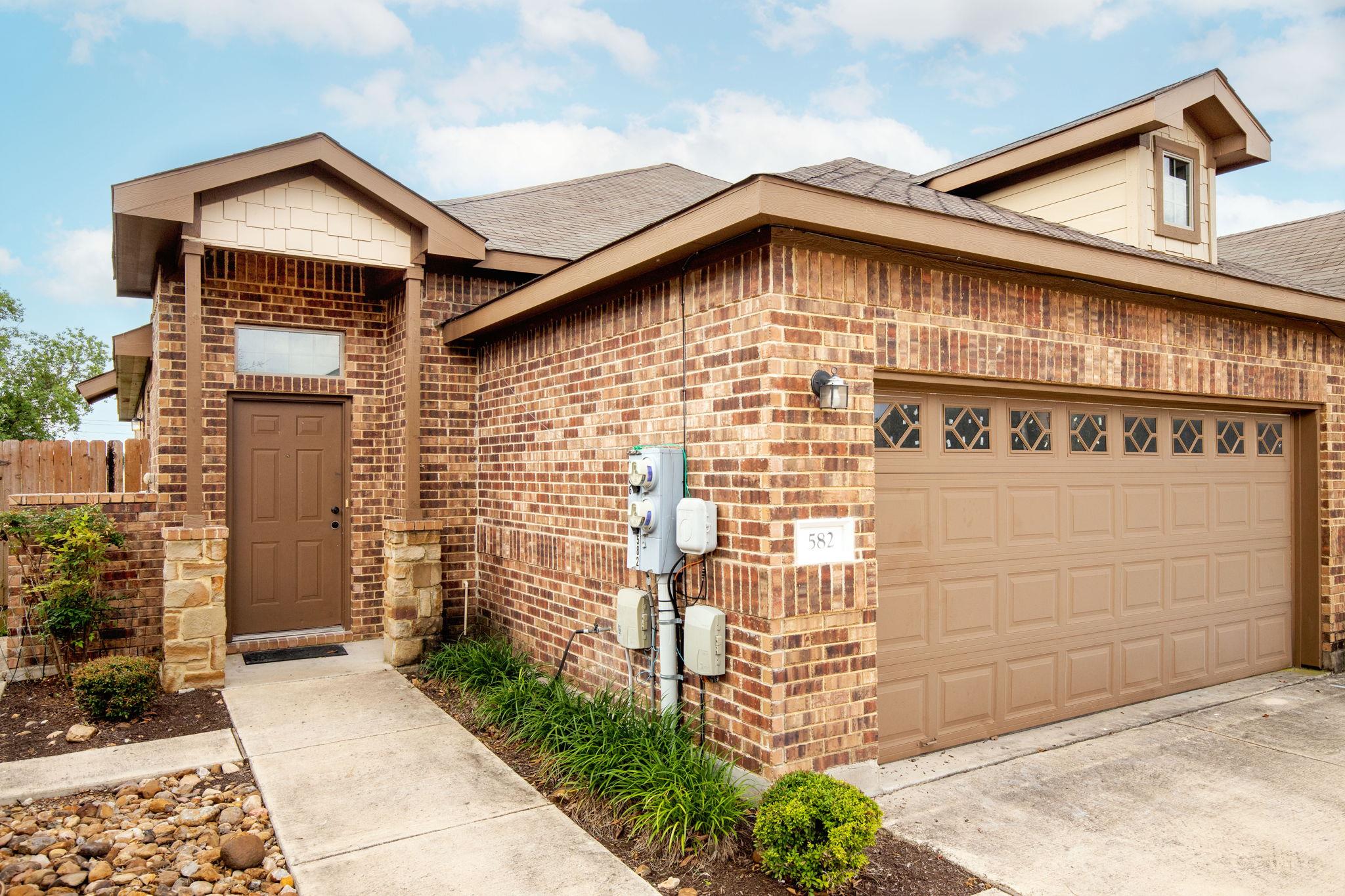 586 Creekside Cir Property Photo 1