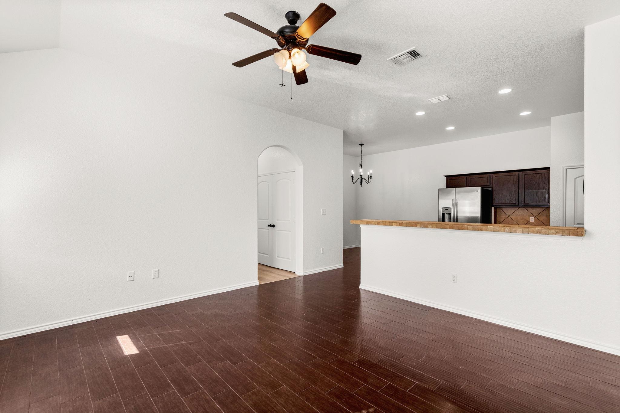 586 Creekside Cir Property Photo 3