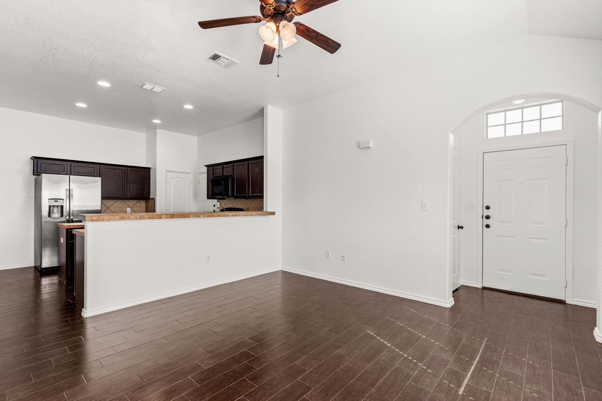 586 Creekside Cir Property Photo 4