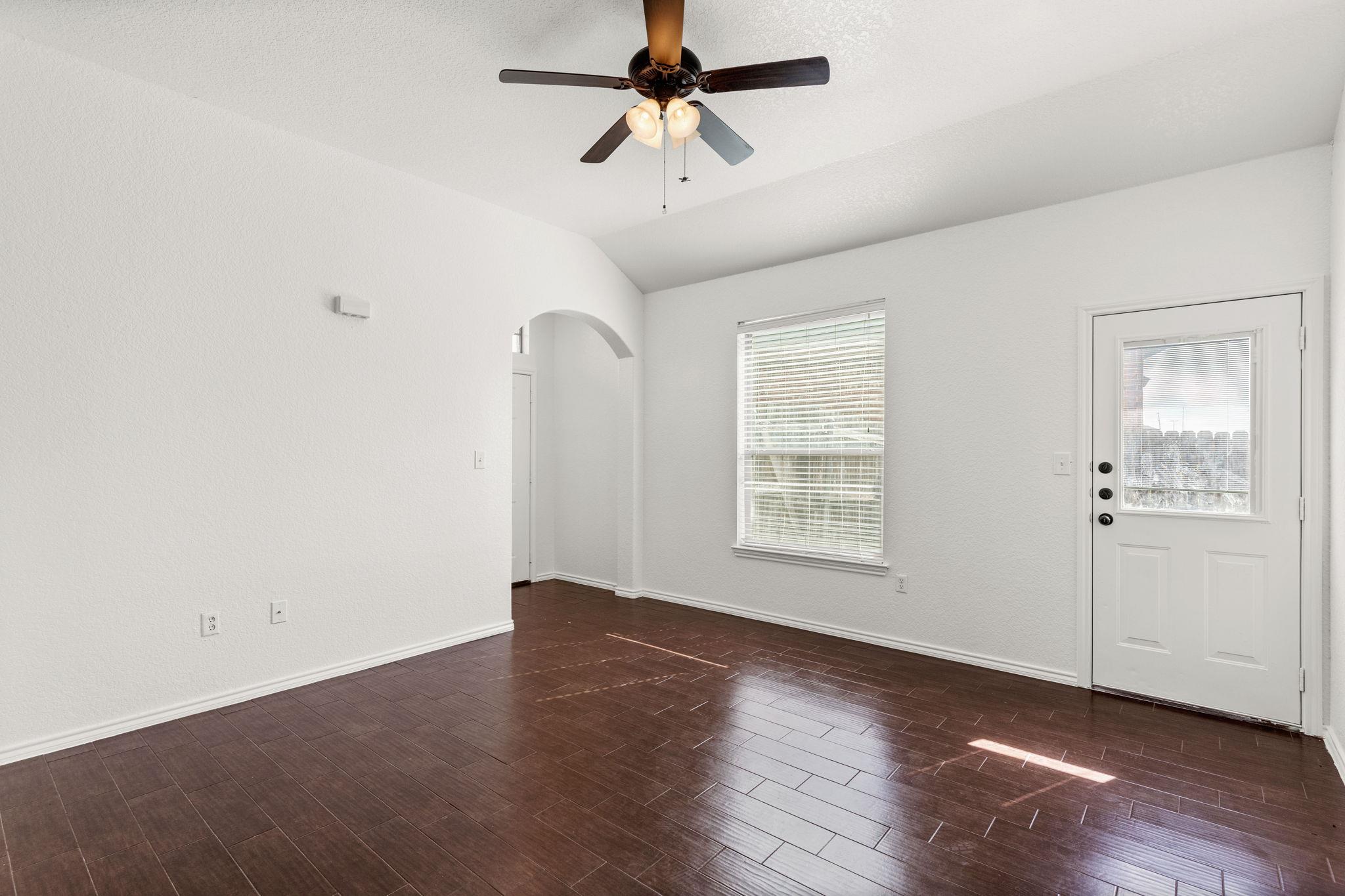 586 Creekside Cir Property Photo 5