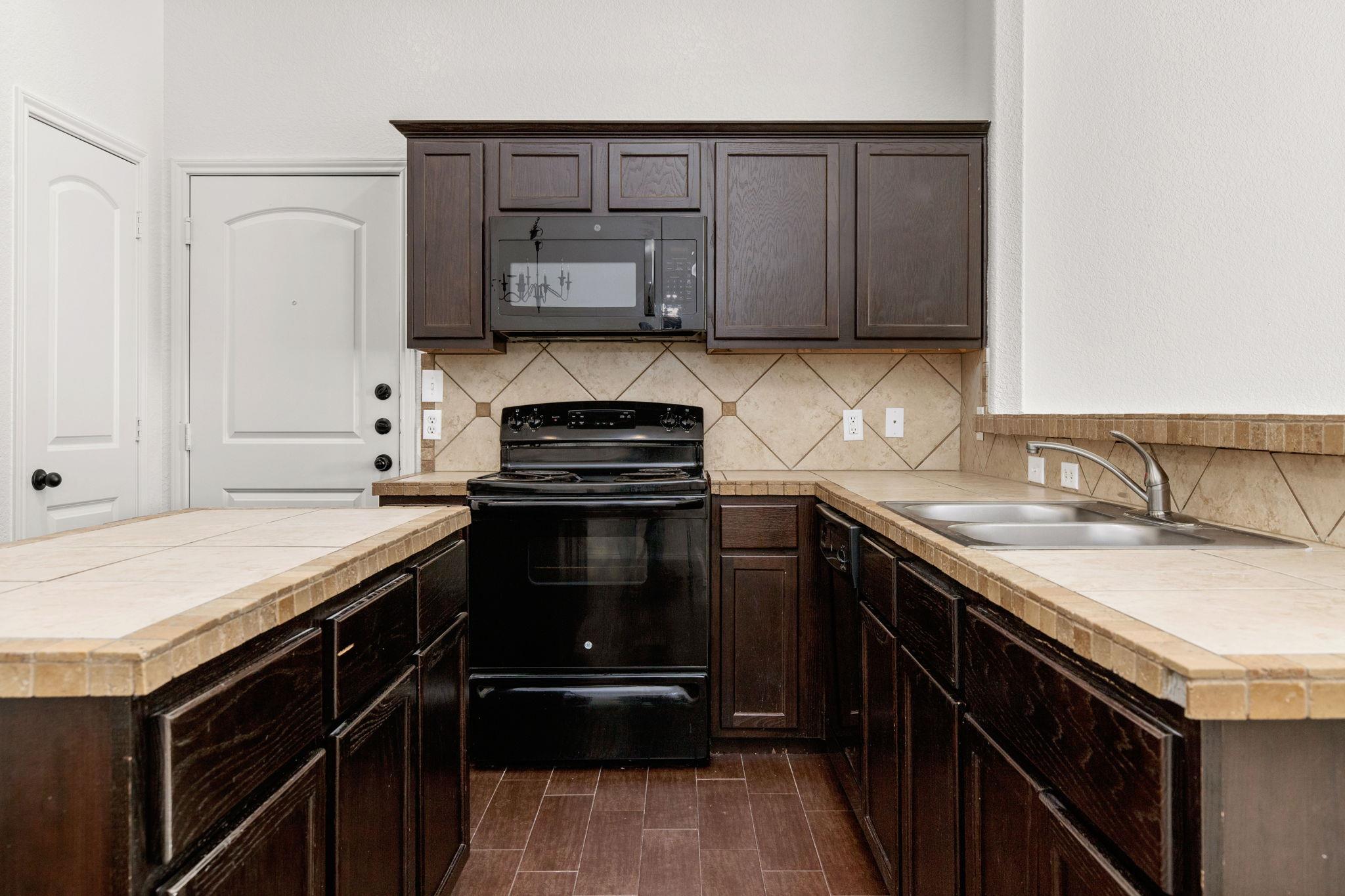586 Creekside Cir Property Photo 6